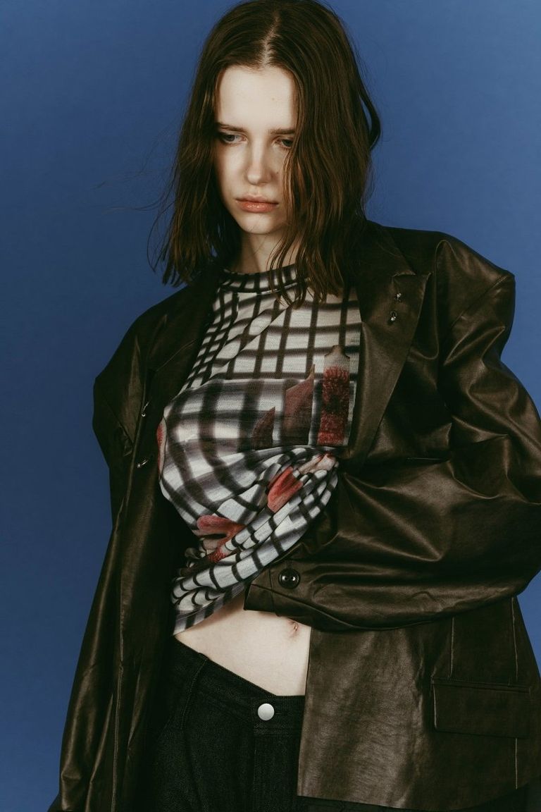 格子状の構造的な柄と、有機的なモチーフが重なり、
理性と感覚が同意する。