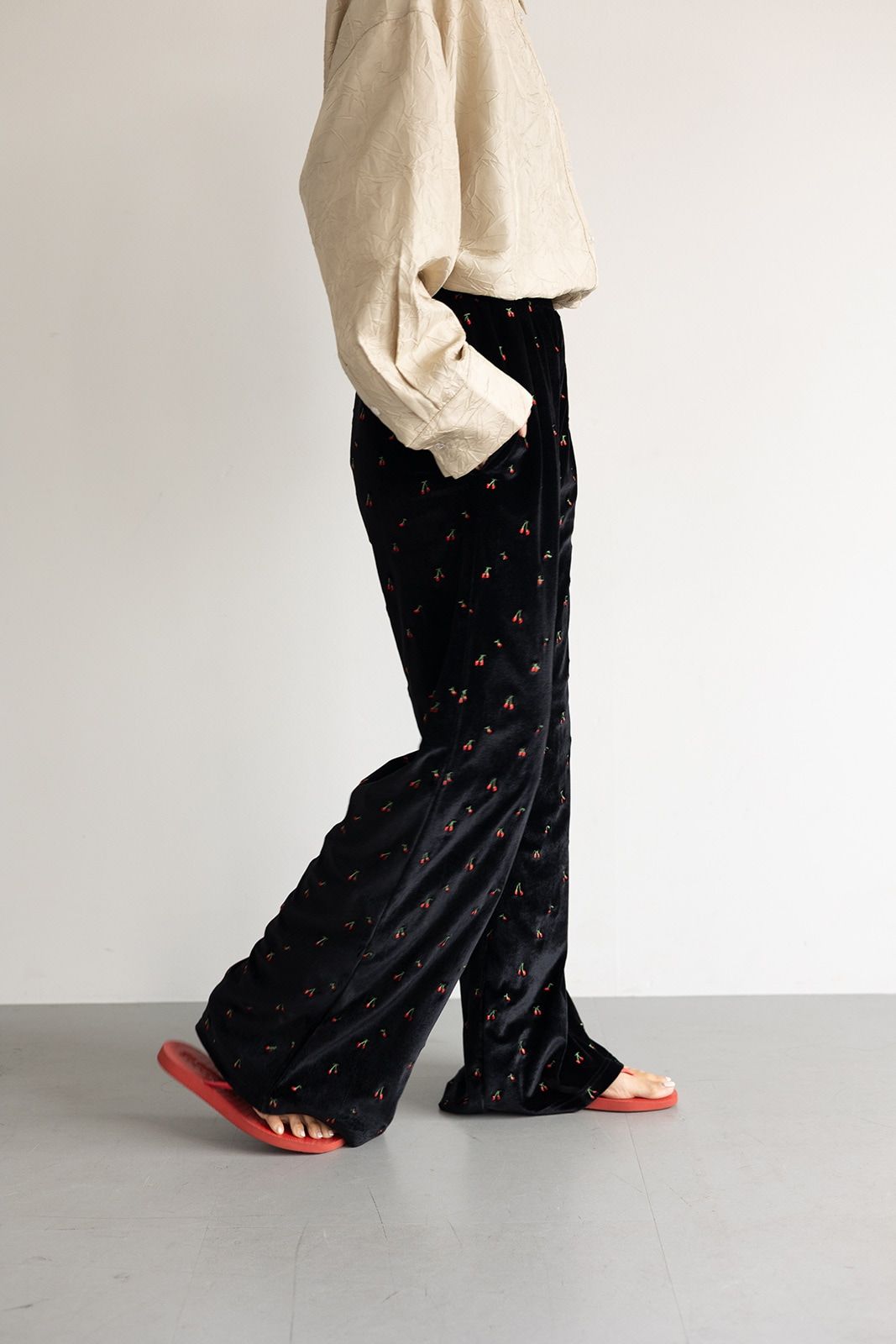 チェリーエンブロイダリーベロアパンツ (ブラック) Cherry Embroidered Velour Pants (Black) /  26SS