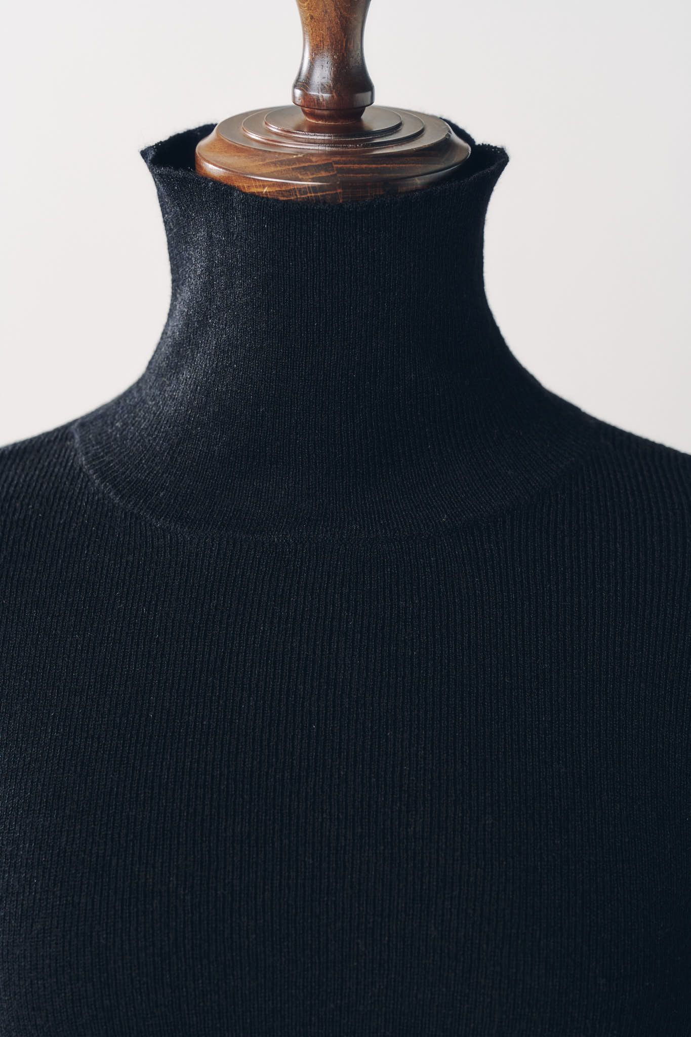 フリルハイネックニット (ブラック) frill high neck knit (Back) / 26AW