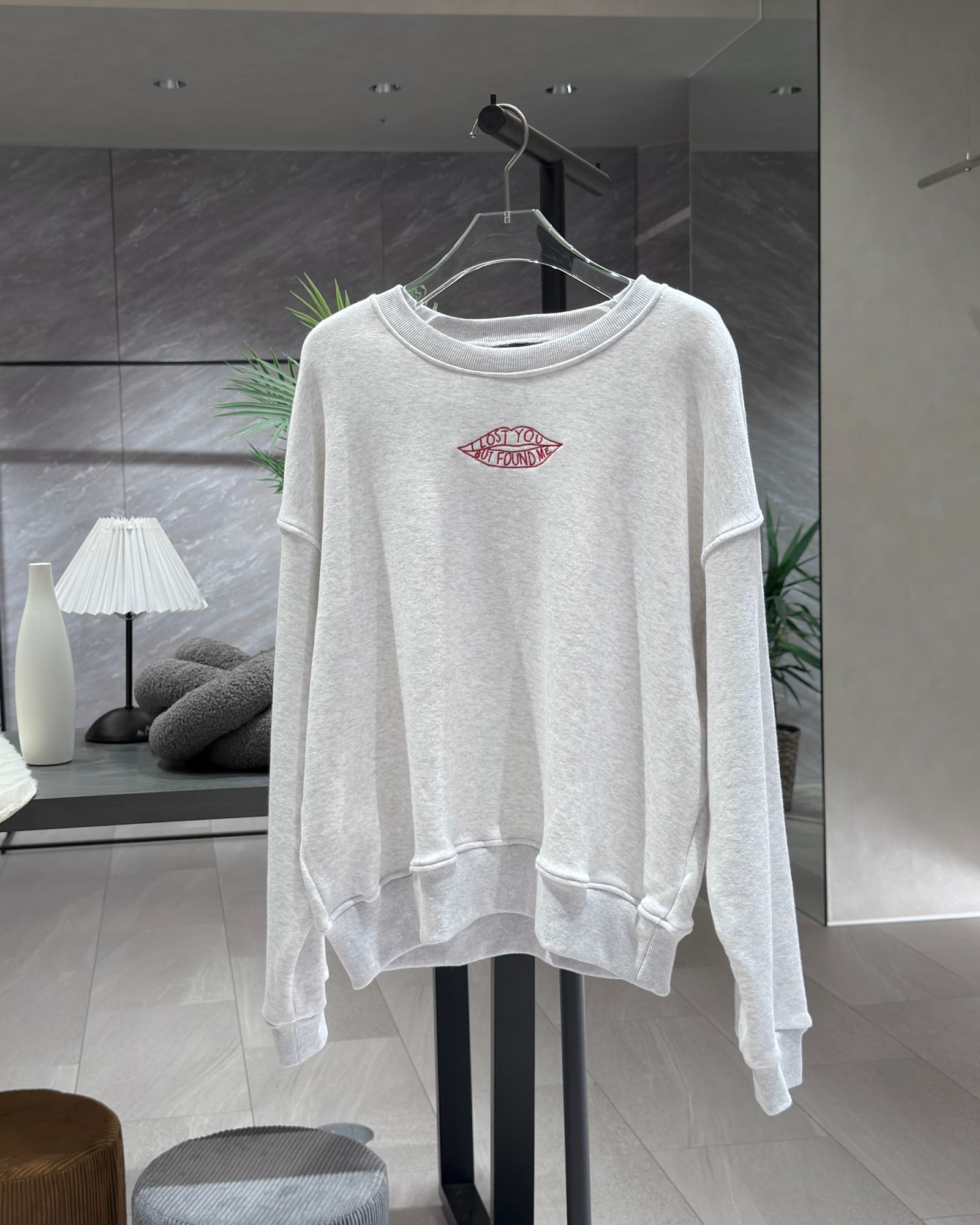 lip embroy sweat tops / リップエンブロイスウェットトップス (アイボリー) / 25AW