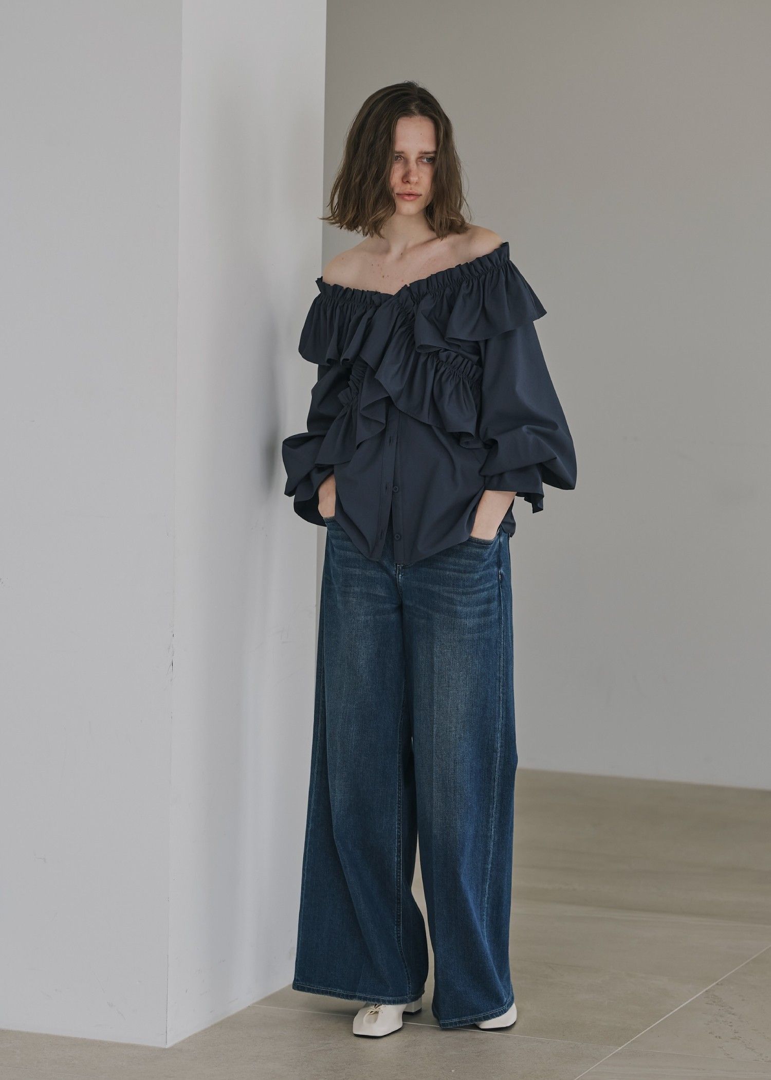 frill cross asymmetry BL / フリルクロス アシンメトリーブラウス (インディゴ) / 25AW