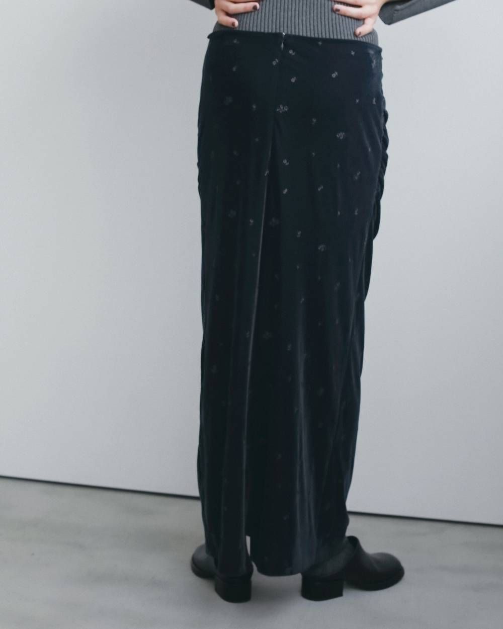 エンブロイダリー フラワーベロアスカート (ネイビー) Embroidery Flower Velourskirt (Navy) / 26AW 【6月29日まで期間限定予約】