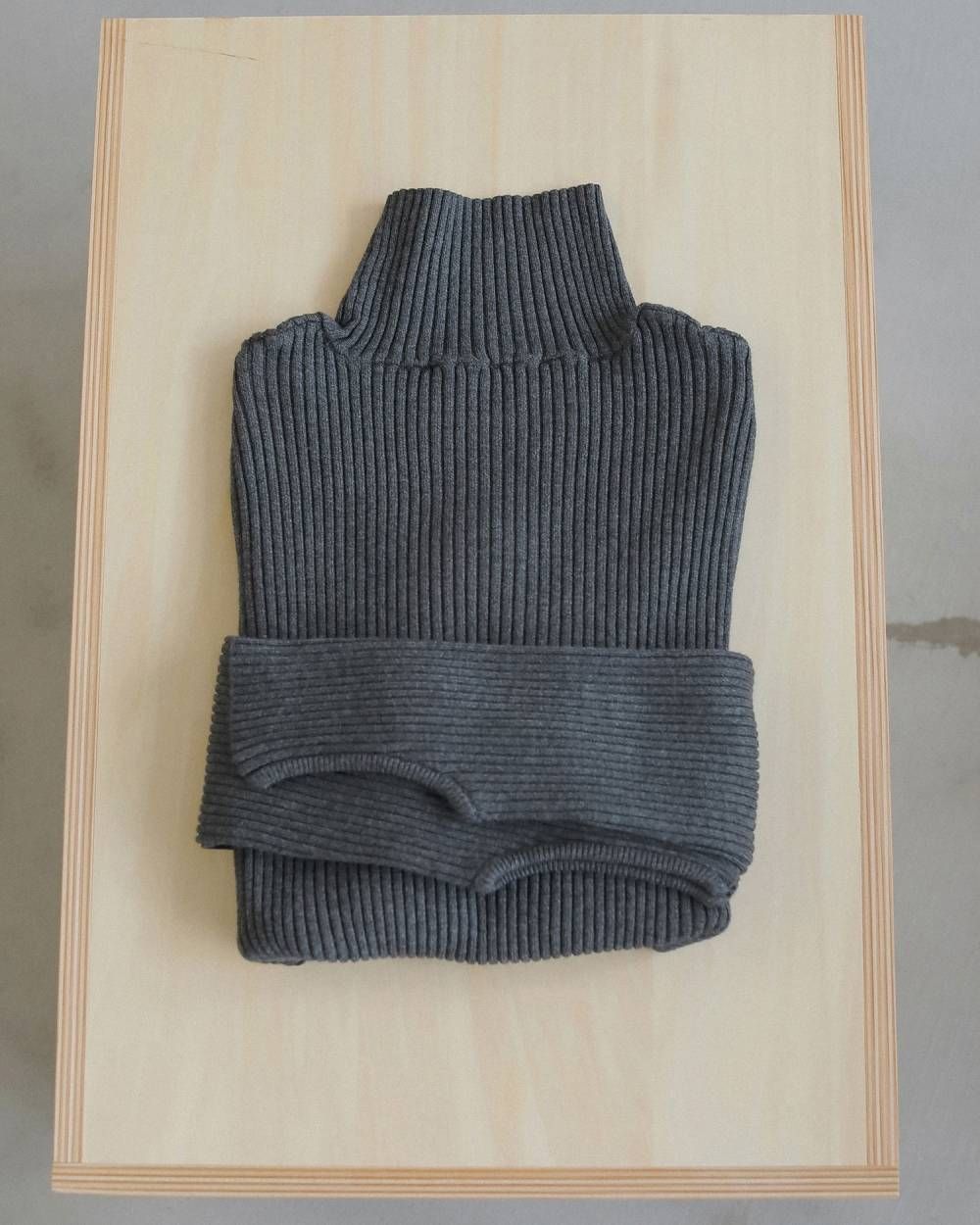 スリットタートルニット (チャコールグレー) Slit Turtle Knit (Charcoal gray) / 26AW 【6月29日まで期間限定予約】