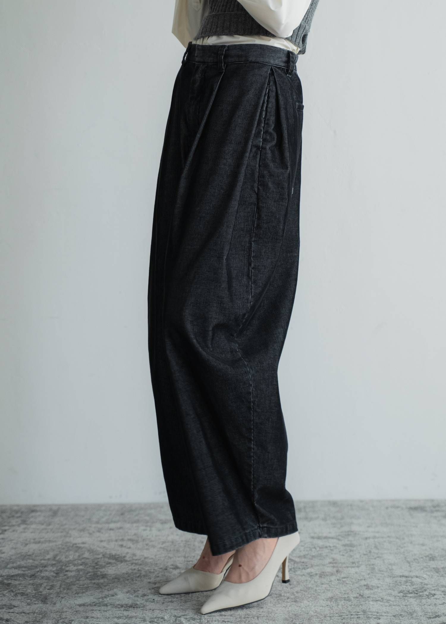 サイドタック コーデュロイ カーブパンツ (ブラック) side tuck chemical wash corduroy curve PT (Black) /  26AW