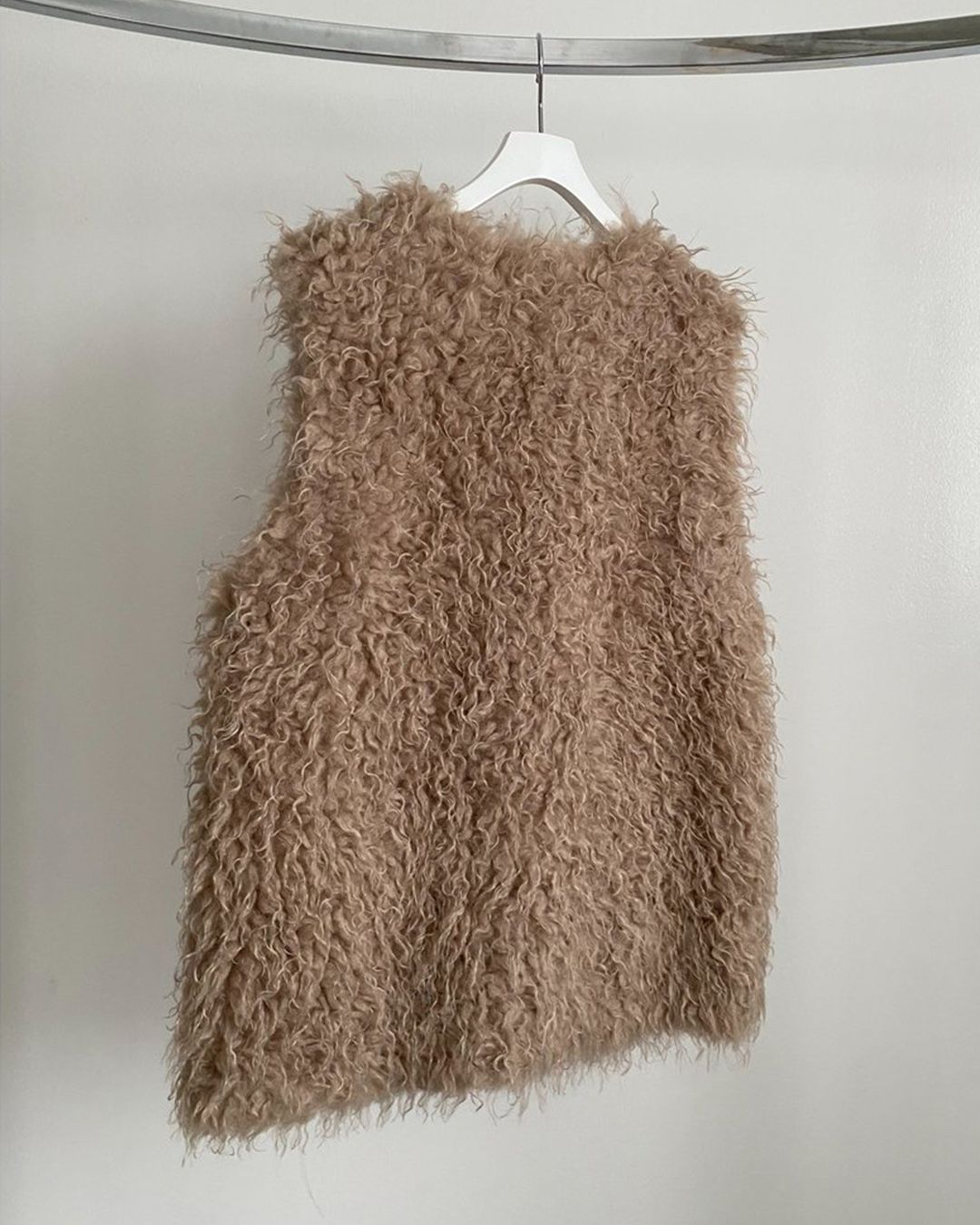 【先行予約】【26TH-18】カーリーファーベスト (グレージュ) Curly Fur Vest (Graige) /  エコファー  /  フェイクファー 【受注期間6/14 23:59まで】