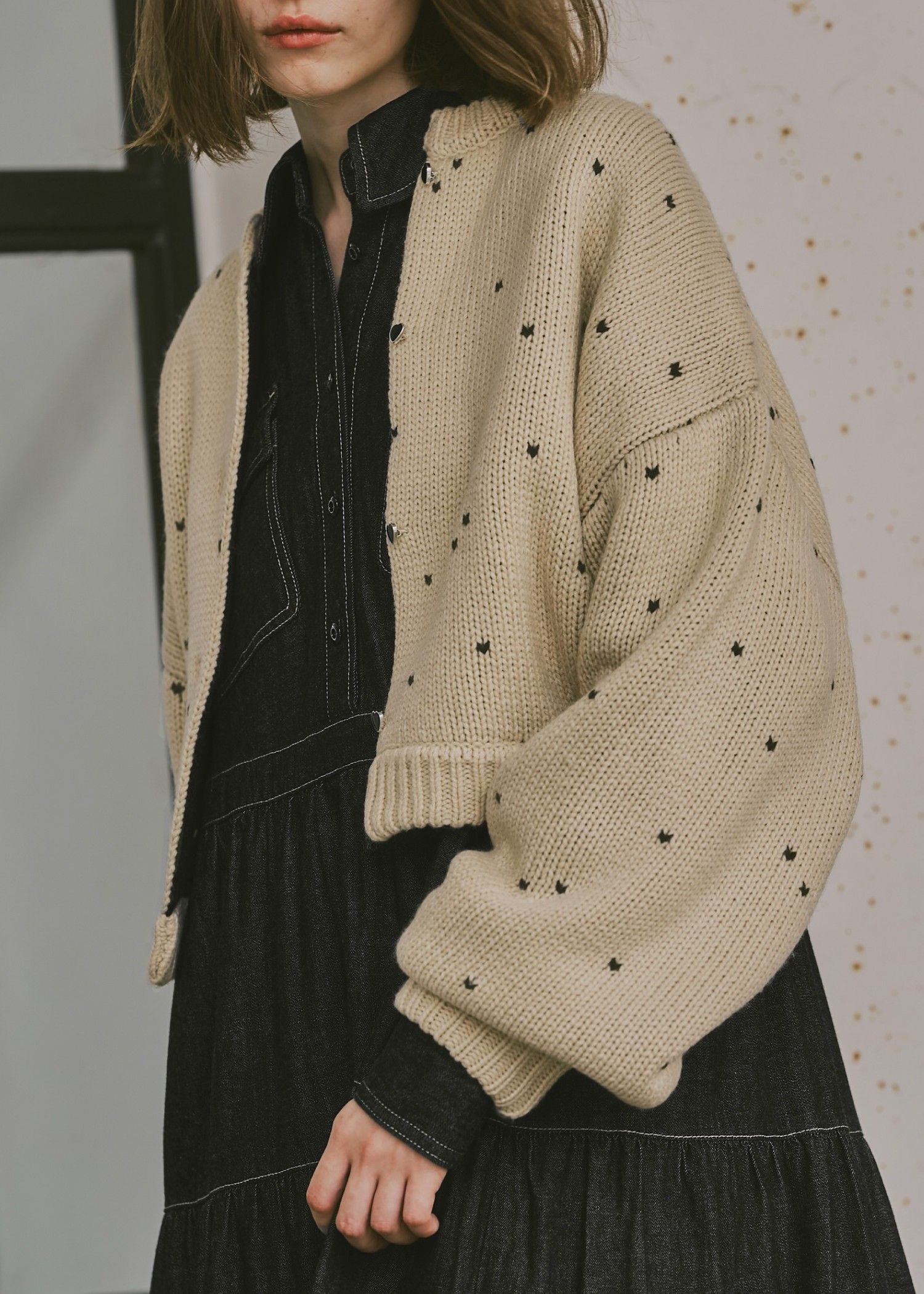 heart dot jacquard reversible cropped knit cardigan / ハートドット ジャガード リバーシブルクロップドカーディガン (タン×ブラック) / 25AW