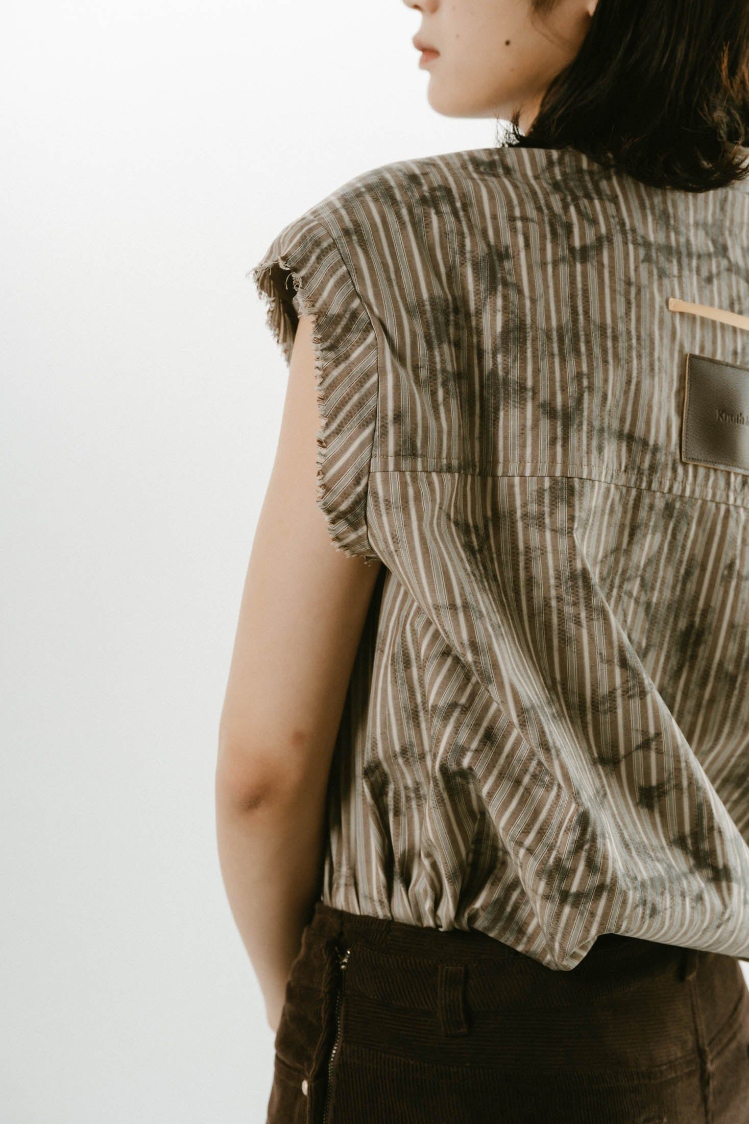 stripe label nosleeve shirt / ストライプ ラベル ノースリーブ シャツ (ストライプグレージュ) / 25SS