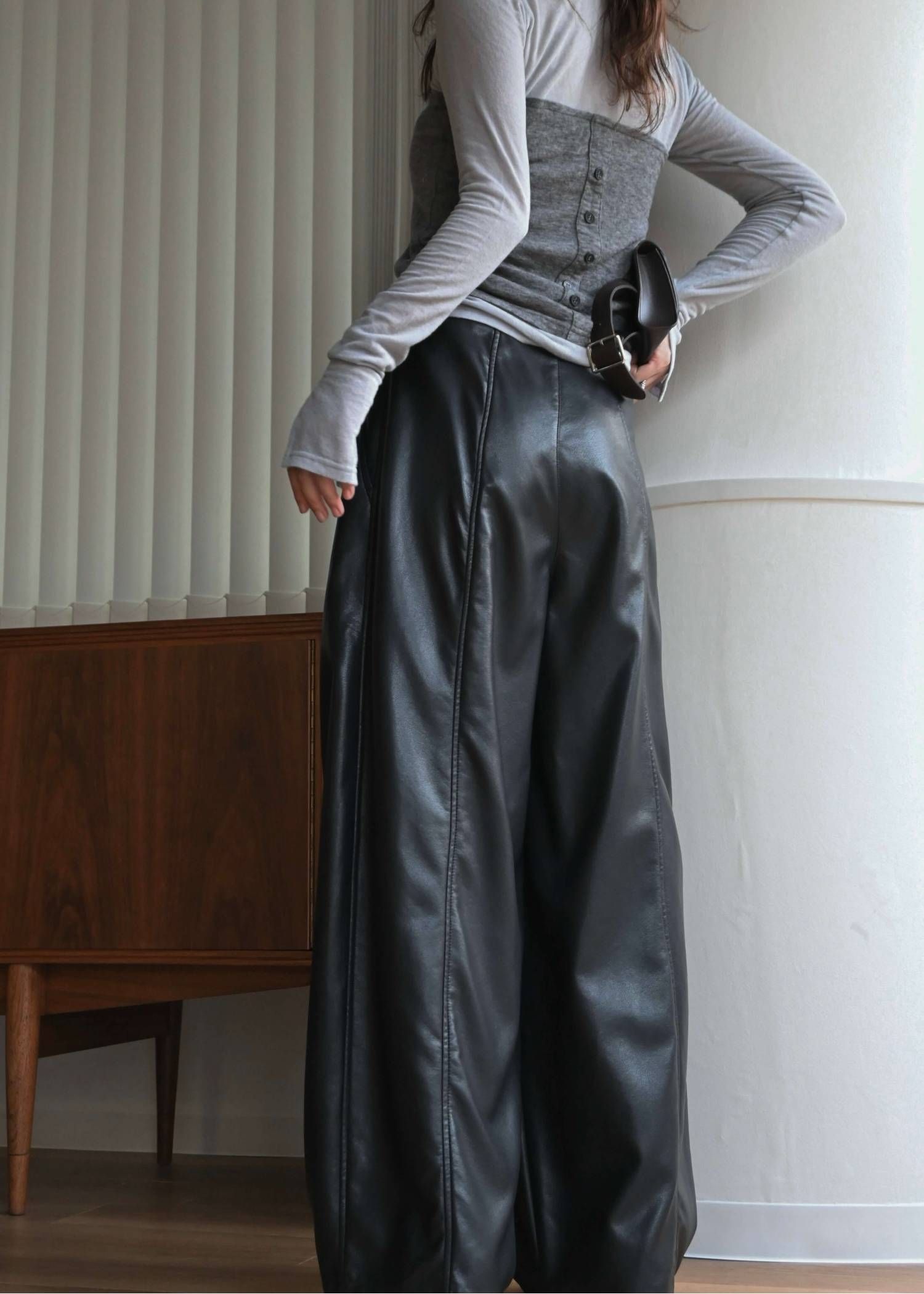 シンセティックレザーパンツ (ブラック) soft synthetic leather relaxed tuck PT (Black) /  26AW