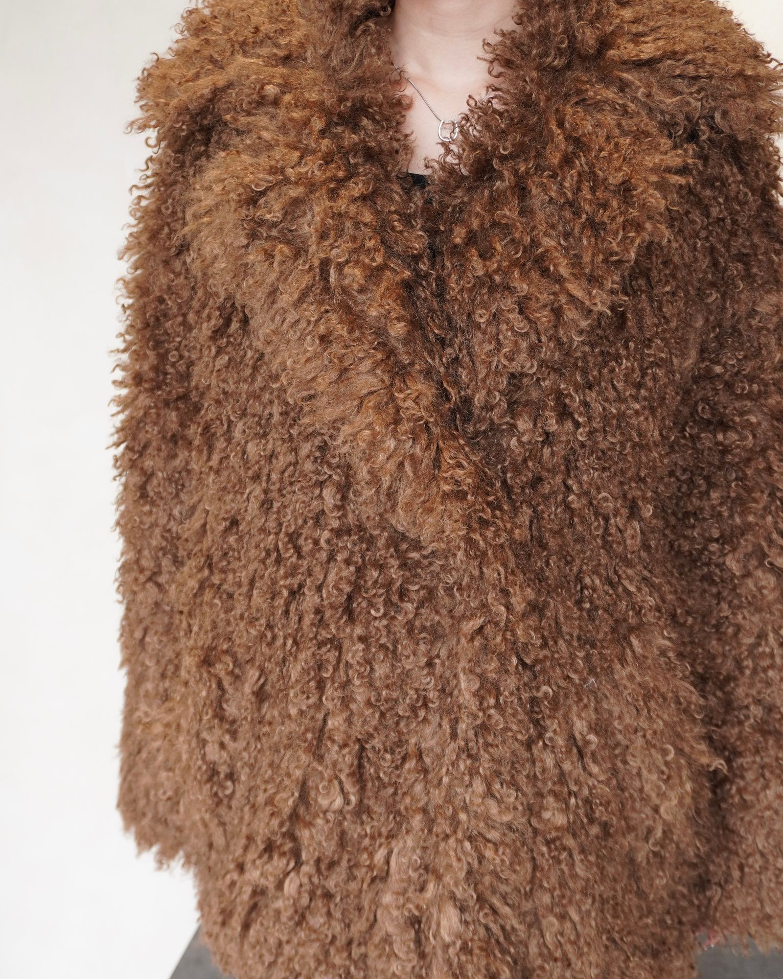 【25AW】CRINPED BOA MIDDLE COAT / クリンプドボアミドルコート (ブラウン)