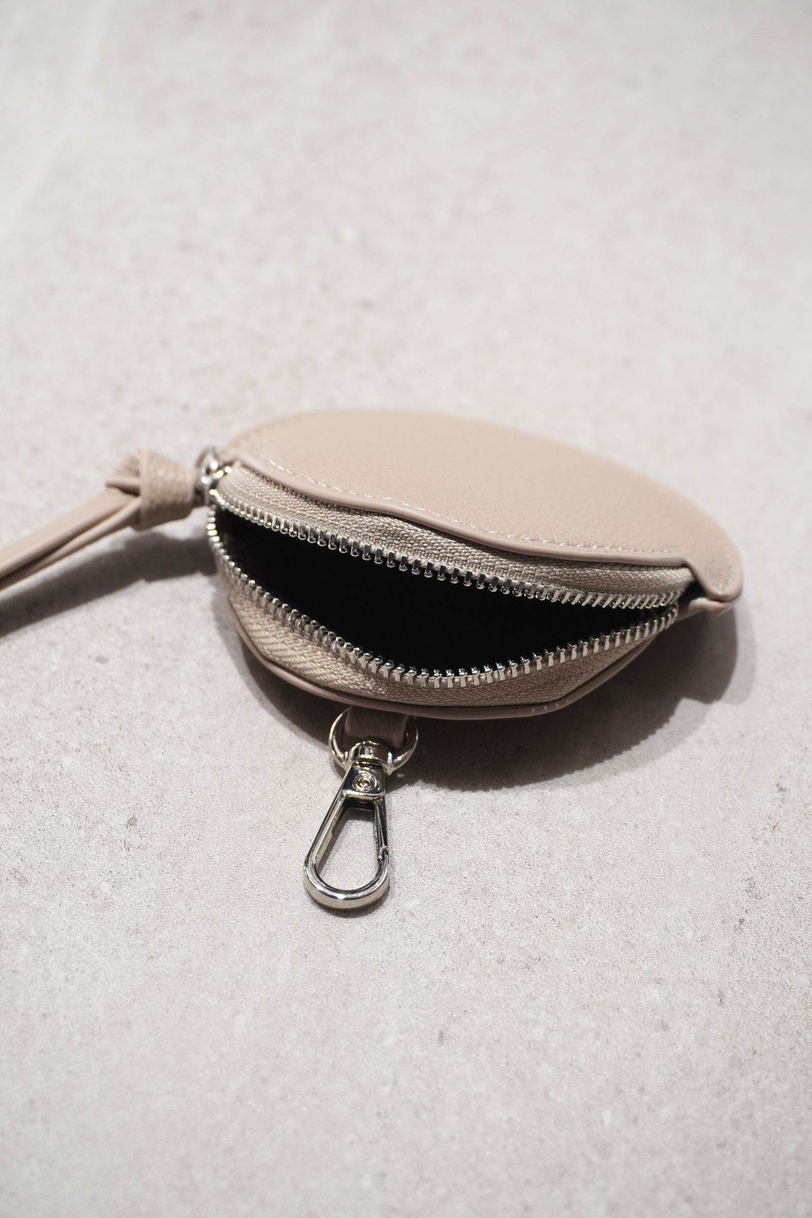 RECYCLING LEATHER MULTI MOBILE POUCH / リサイクルレザーマルチモバイルポーチ (ベージュ) スマホショルダー/コインケース・カードホルダー付き / 取り外し可能