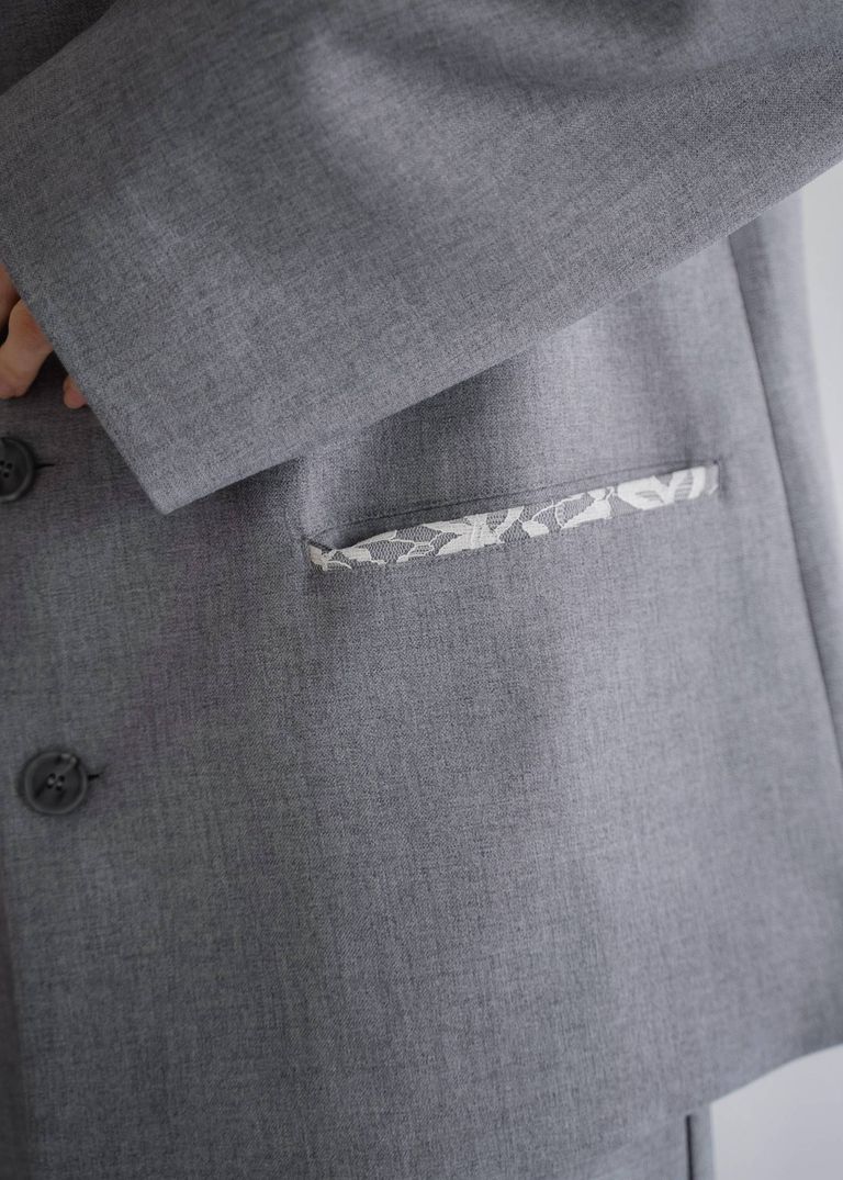 ポケット内側部分にもショールと同じレースを付けてポイントに