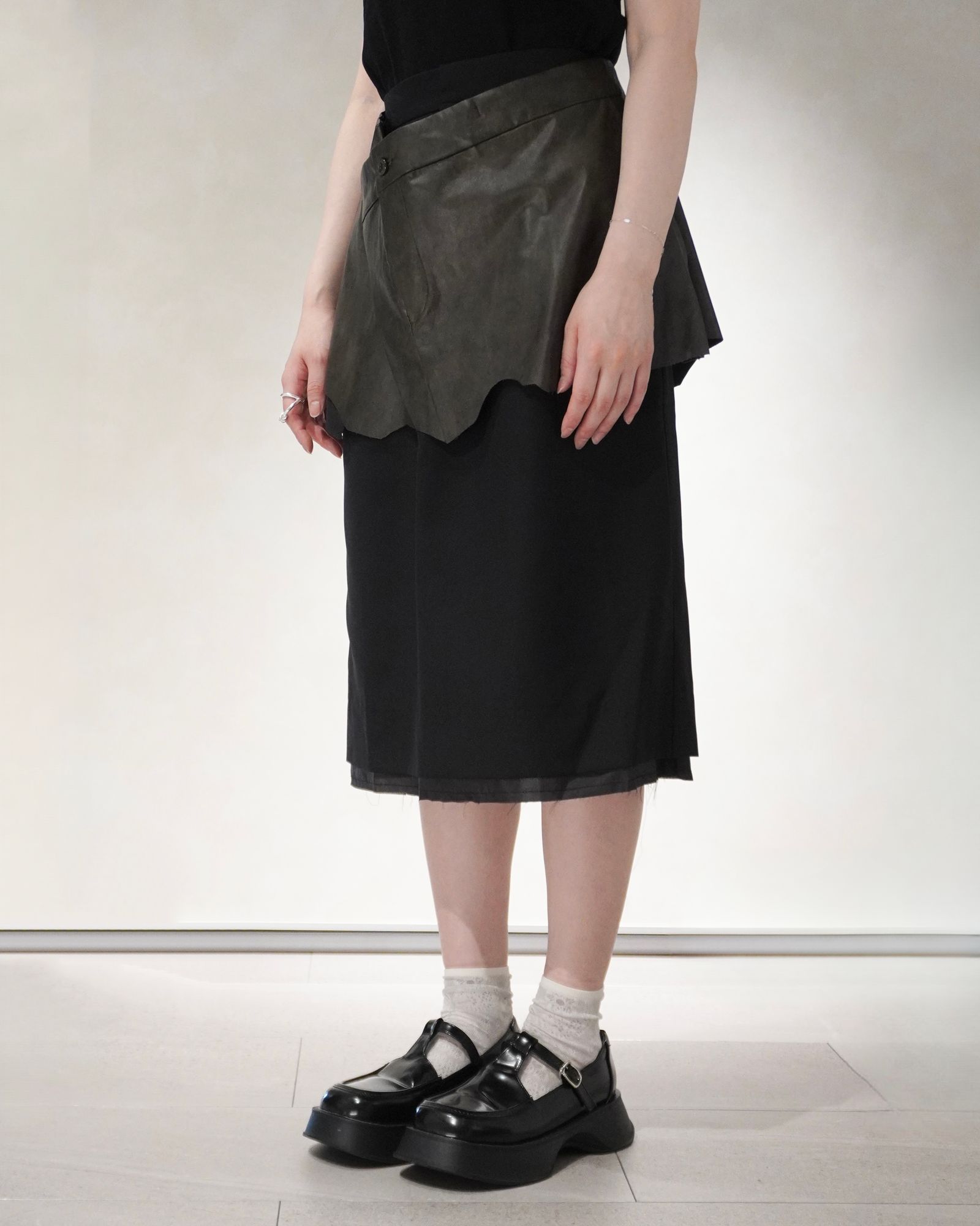 レイヤード ミディアム丈スカート (レザーブラック) cut layered mid length skirt (Leatherblack) /  26SS