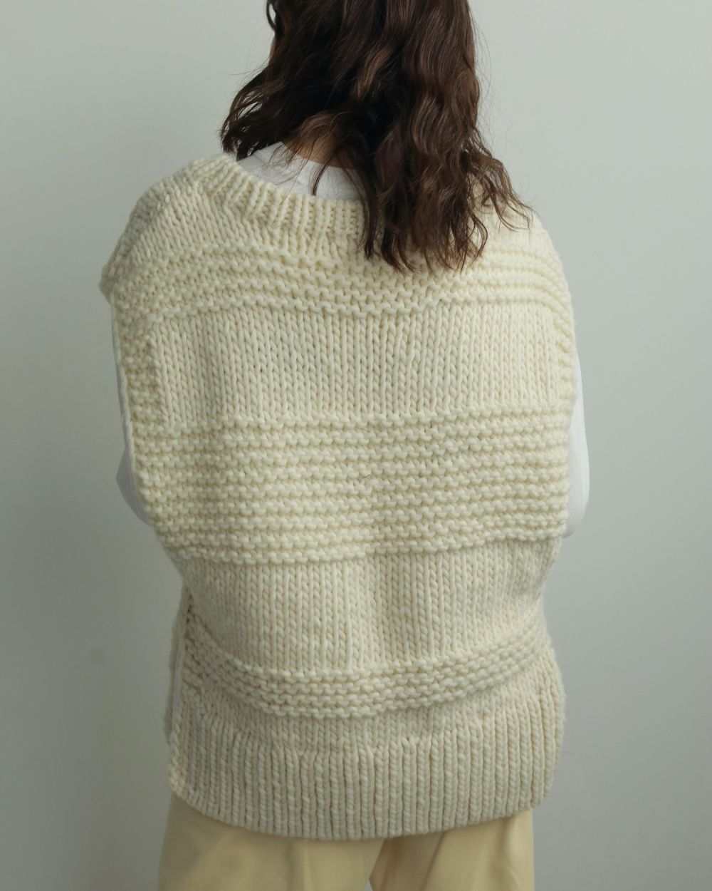 【25AW】Uneck Handknit Vest / Uネック ハンドニットベスト (アイボリー)
