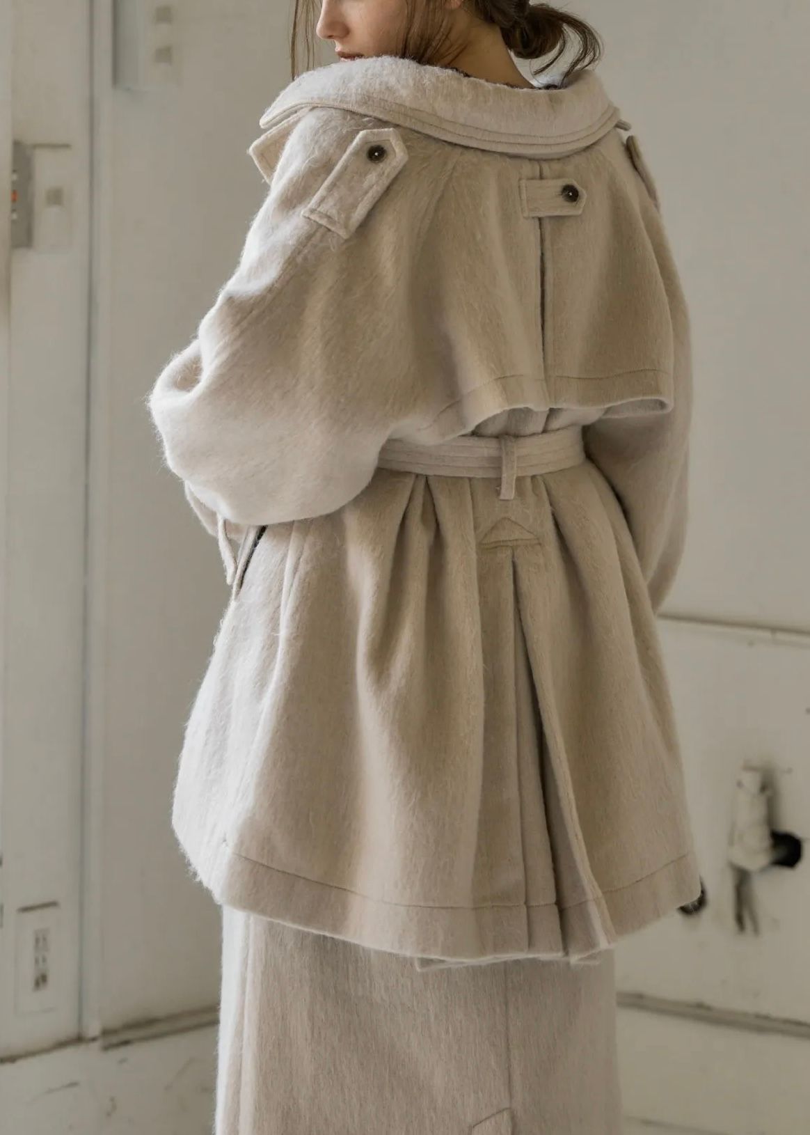 middle shaggy volume sleeve trench coat / ミドル シャギートレンチコート (ミルクティー) / 25AW