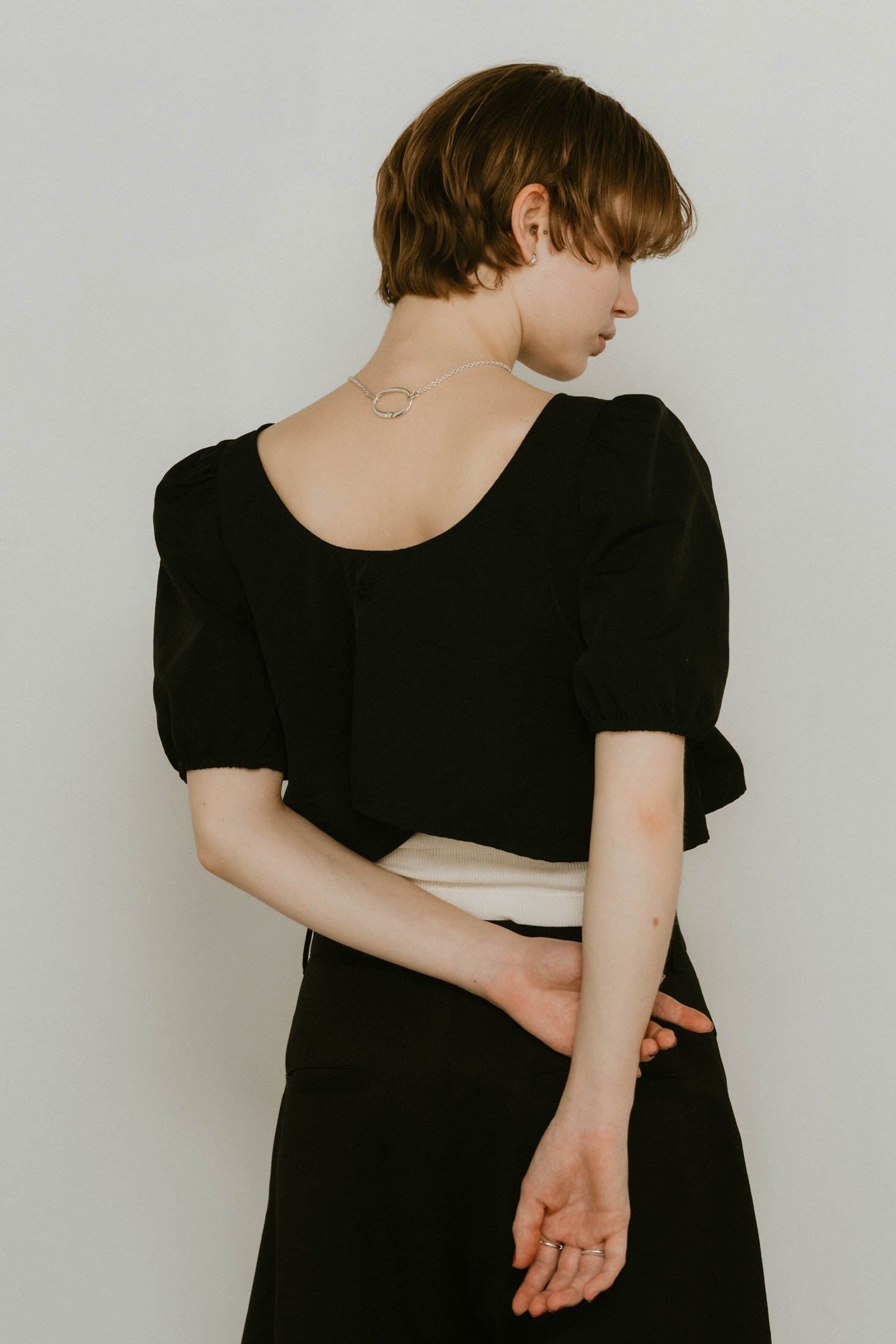 2way puff sleeve logo blouse / 2ウェイ パフスリーブ ロゴブラウス (ブラック) / 25SS