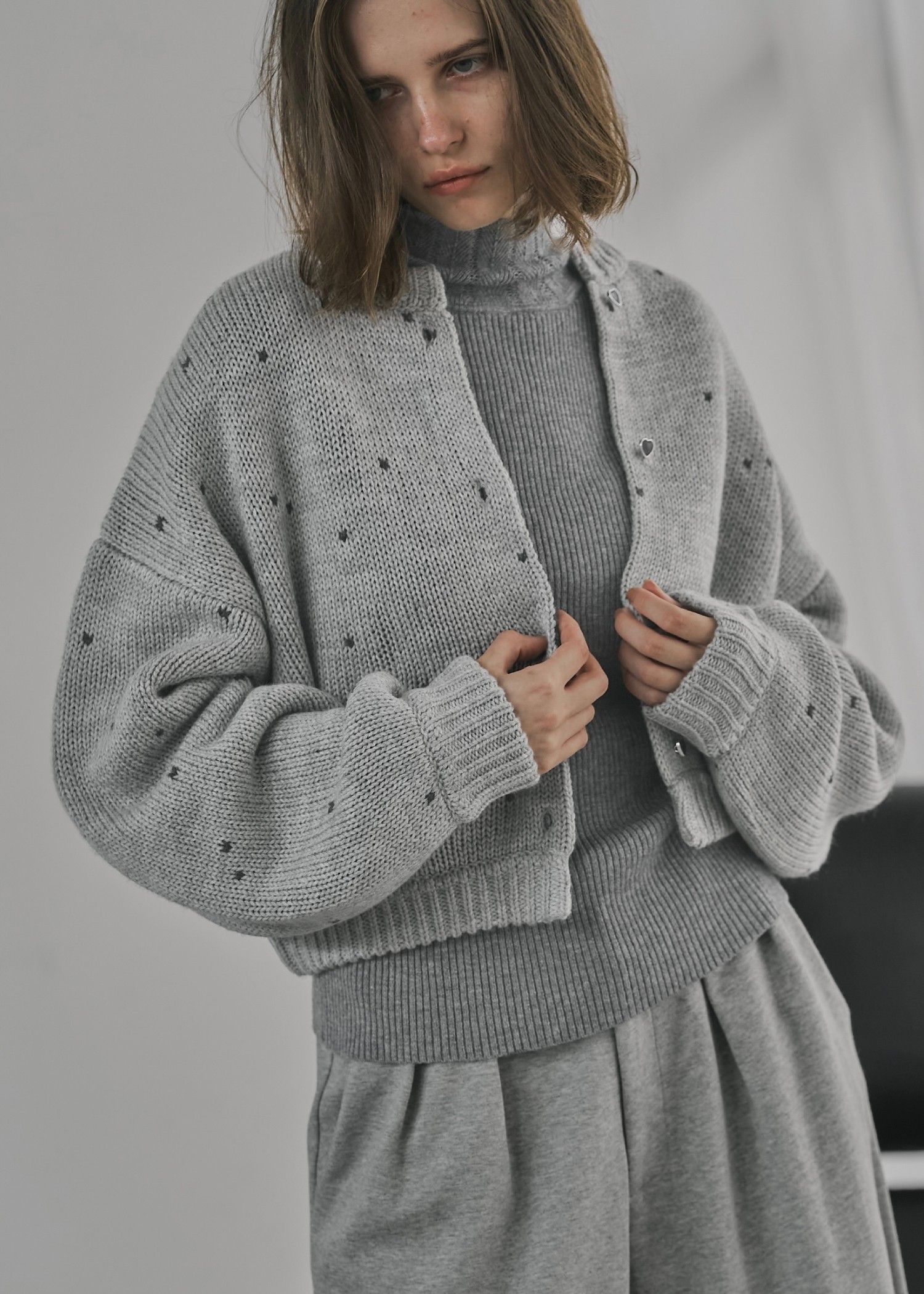 heart dot jacquard reversible cropped knit cardigan / ハートドット ジャガード リバーシブルクロップドカーディガン (グレー×チャコール) / 25AW