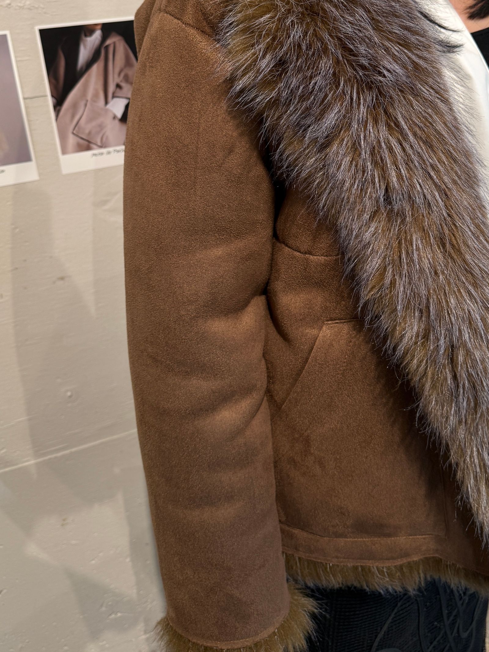 【25AW】Fox Like Fur Foodie Coat (ブラウン) / フォックスライクファー フーディコート / エコファー / フェイクファー