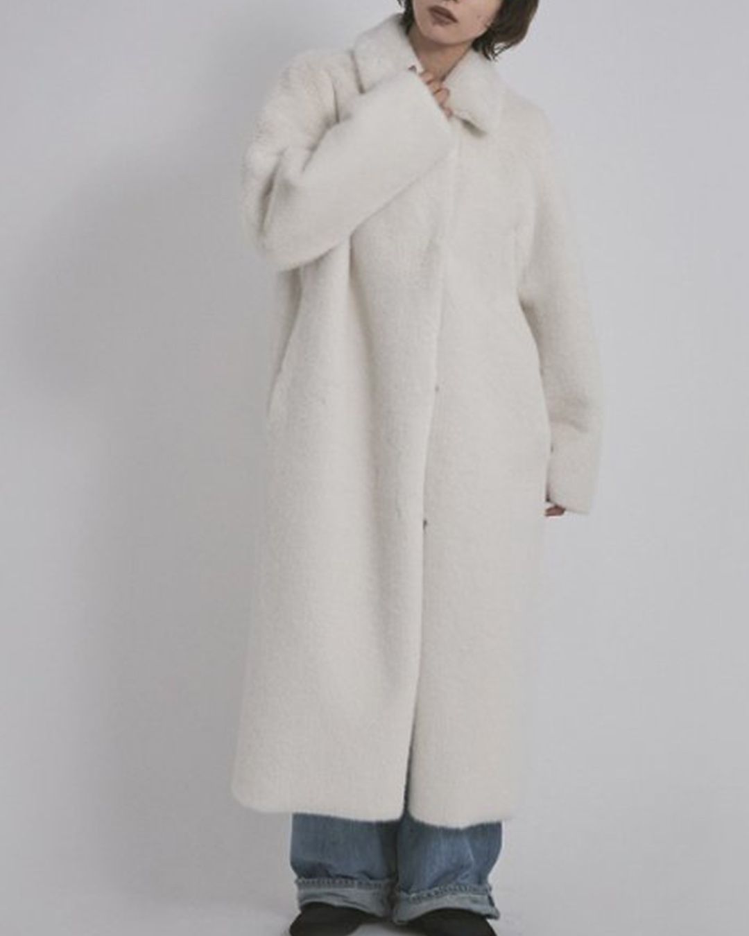 【先行予約】【26TH-13】ムートン調スムースファーロングコート (ホワイト) Mouton Like Smooth Fur Long Coat (White) /  エコファー  /  フェイクファー 【受注期間6/14 23:59まで】