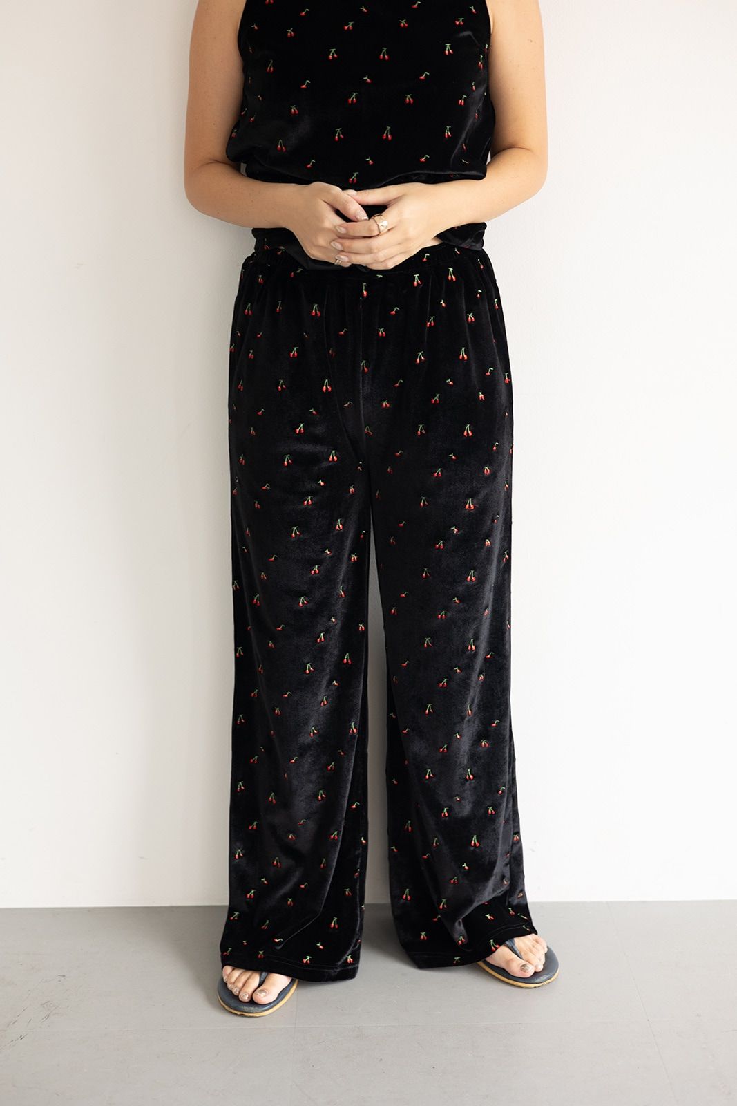 チェリーエンブロイダリーベロアパンツ (ブラック) Cherry Embroidered Velour Pants (Black) /  26SS