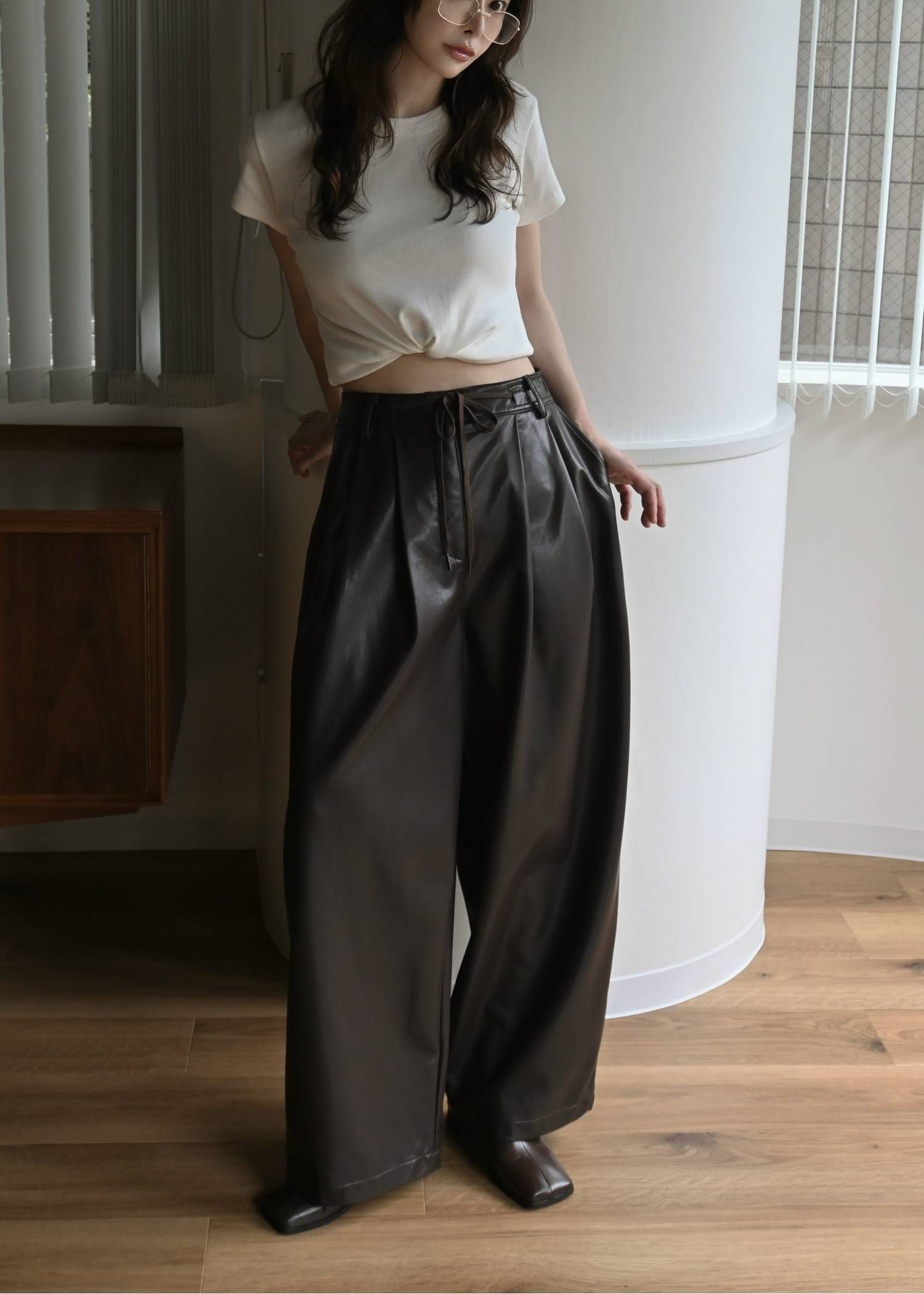 シンセティックレザーパンツ (アーモンド) soft synthetic leather relaxed tuck PT (Almond) /  26AW