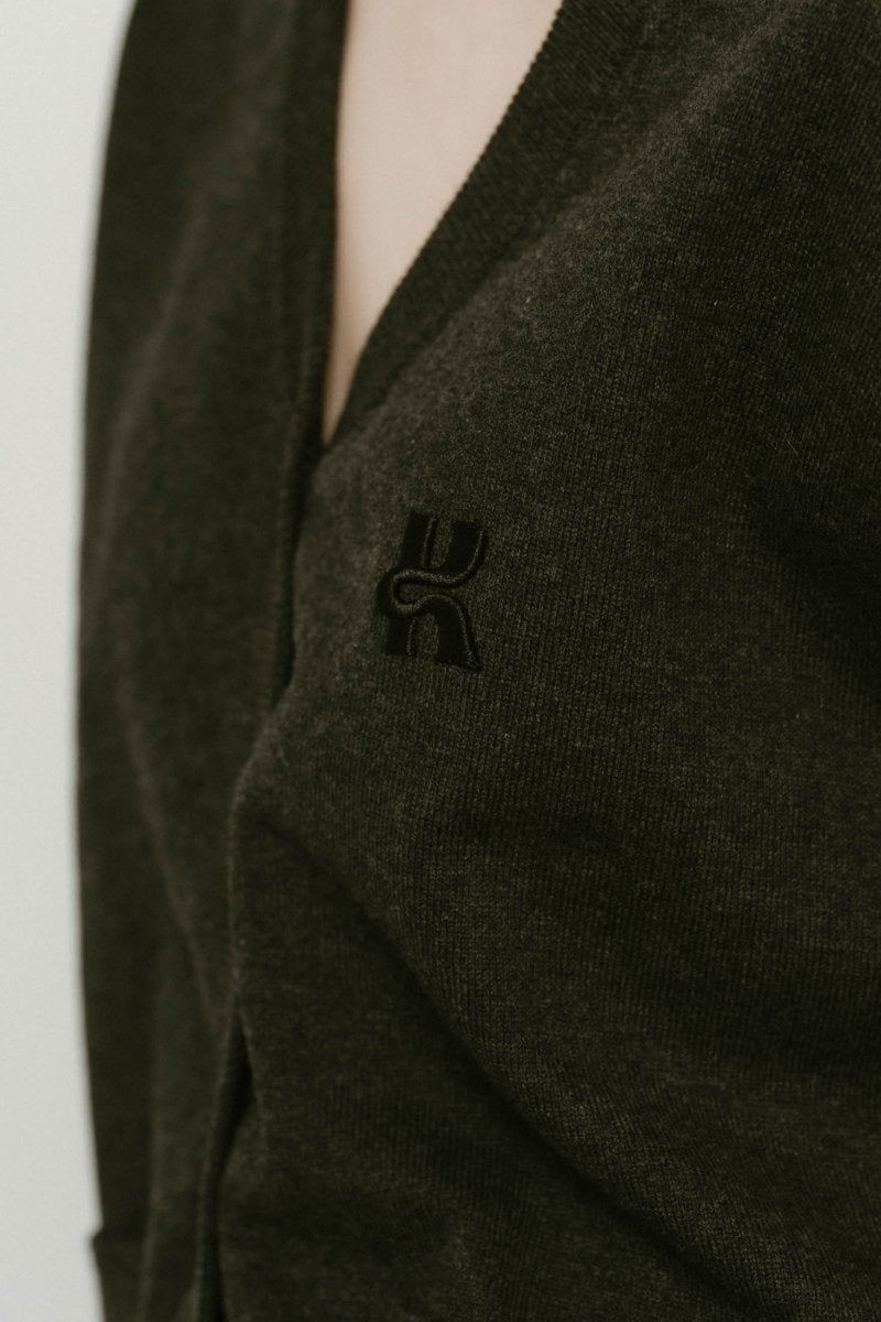Vneck logo knit vest / Vネック ロゴニットベスト (チャコール) / 25SS