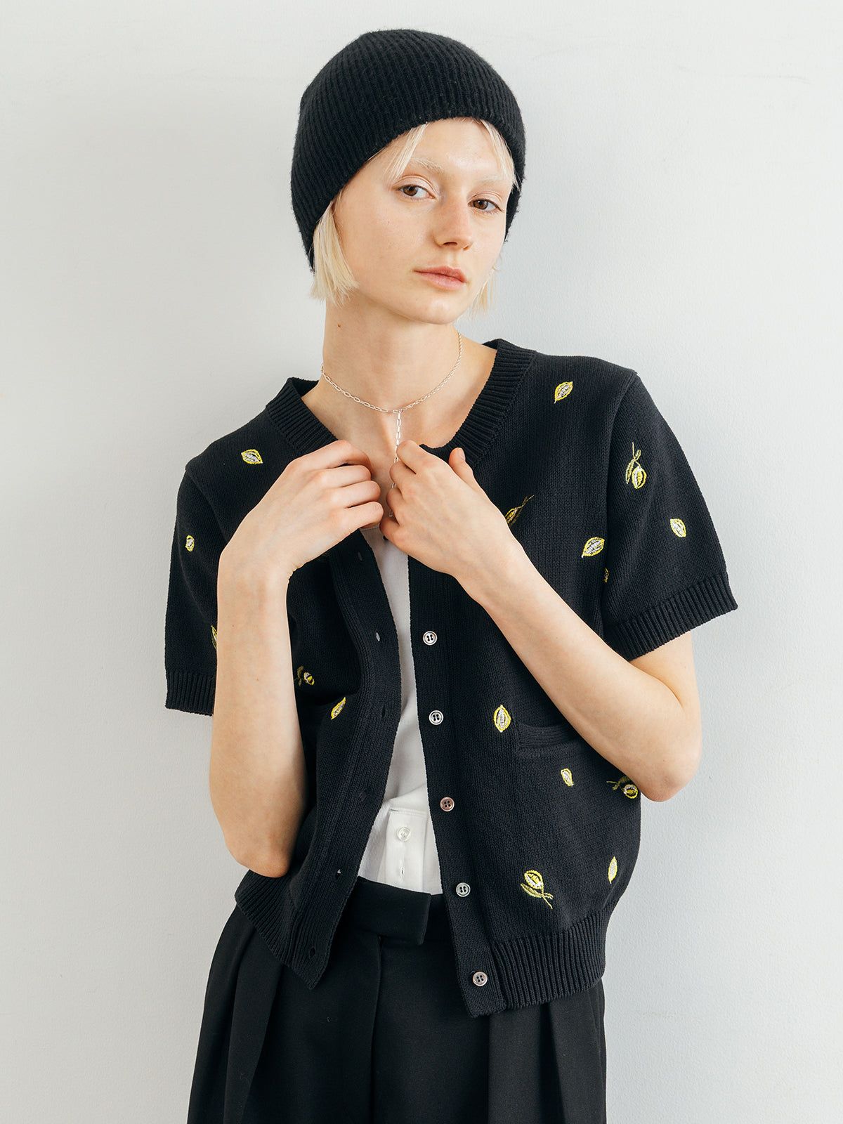 モチーフ エンブロイダリー ニットカーディガン (ブラック) MOTIF EMBROIDERY KNIT CD (Black) /  26SS