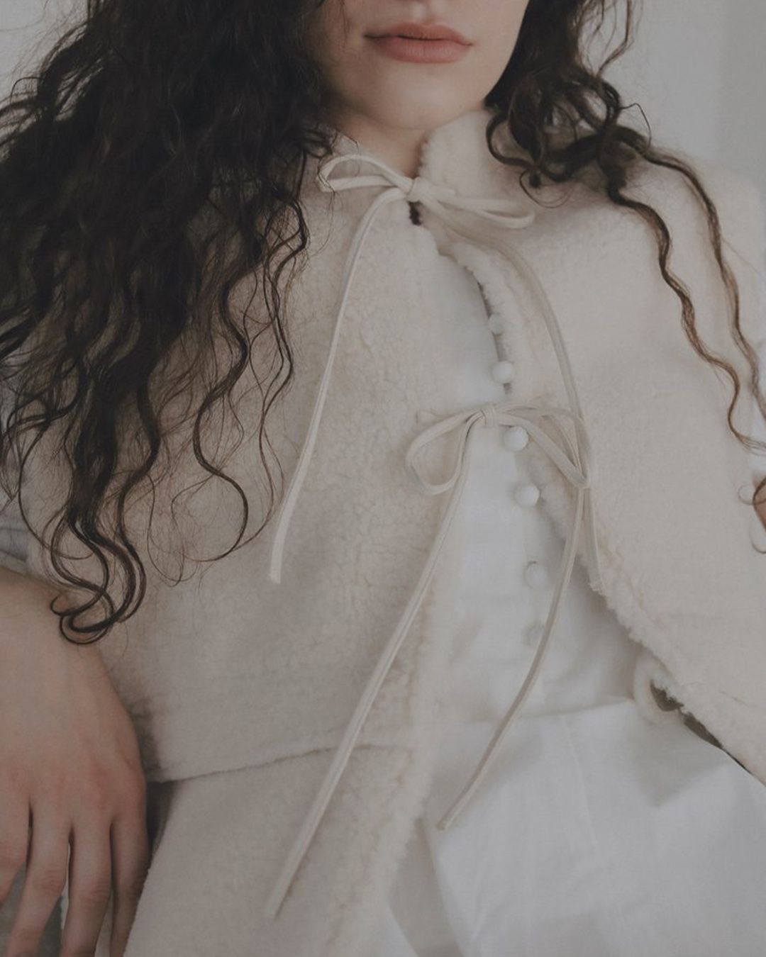 【先行予約】【26TH-15】ムートン調ボアショートベスト (アイボリー) Mouton Like Boa Short Vest (Ivory) /  エコファー  /  フェイクファー 【受注期間6/14 23:59まで】