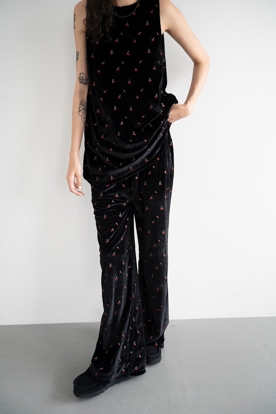 チェリーエンブロイダリーベロアパンツ (ブラック) Cherry Embroidered Velour Pants (Black) /  26SS