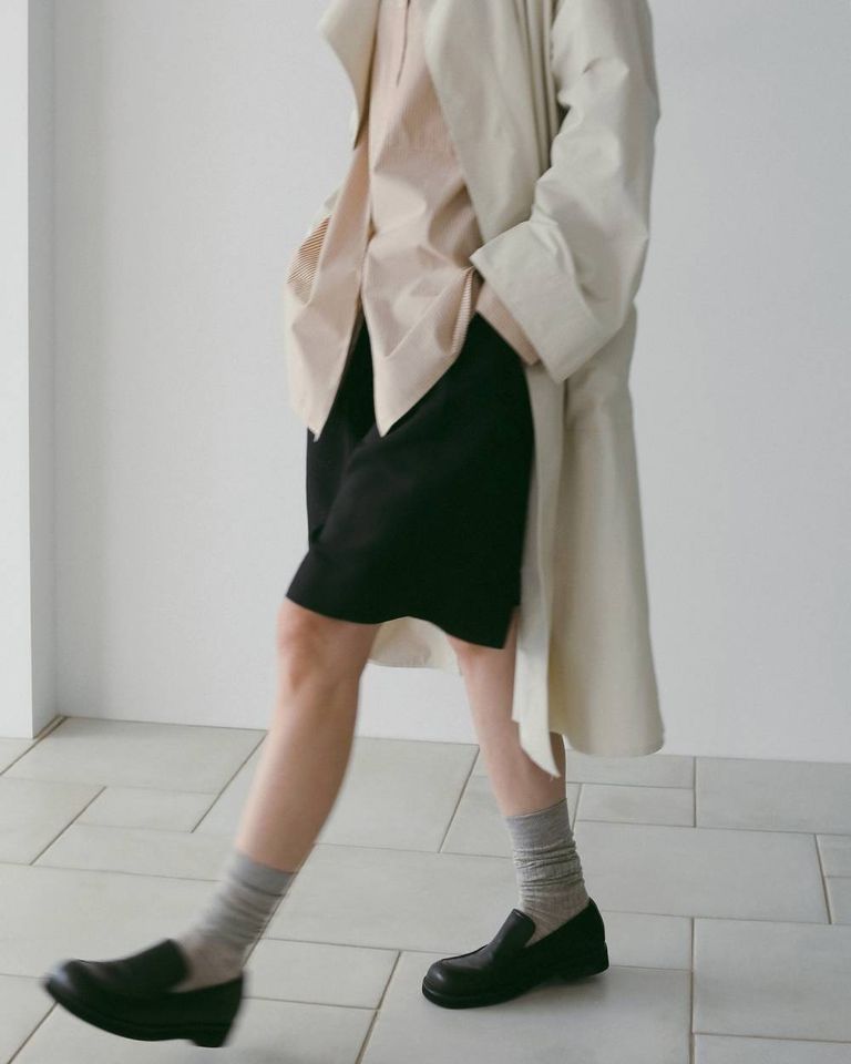 スニーカーやローファーに靴下を合わせて、こなれた足元のバランスに。
オーバーなトップスとも、コンパクトなトップスとも好相性で、スタイリングに軽やかさを添えます。