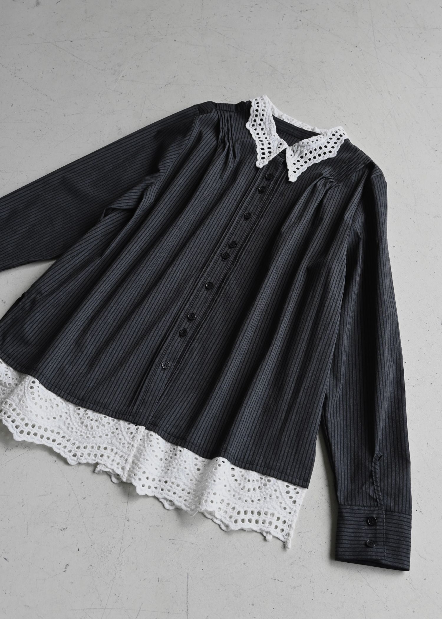 lace collar hem shoulder pintuck SH / レースヘムショルダー ピンタックシャツ (チャコール) / 25AW /
