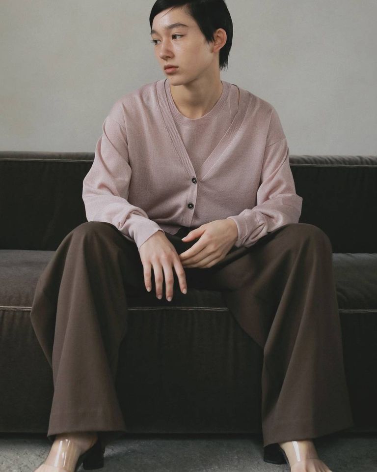 前を留めた際も、フロントのデザインボタンがアクセントになり、プルオーバーとして着た際も、コーディネートに映えます。
同素材のHighgauge Sheer Tanktopとのレイヤードスタイルも楽しんでいただきたい一着。