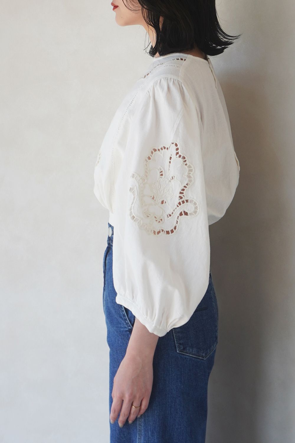 HANDCUT EMBROIDERY TOPS / ハンドカット ワーク刺繍トップス (ホワイト)