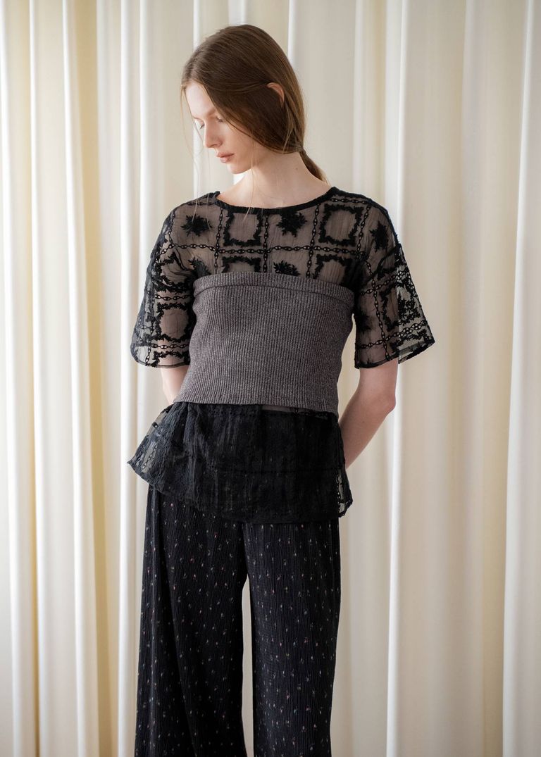 ビッグTの上にチューブトップを着用すると、ペプラムシルエットのトップスとしても
シンプルながら、バリエーションの幅が広がるアイテムに