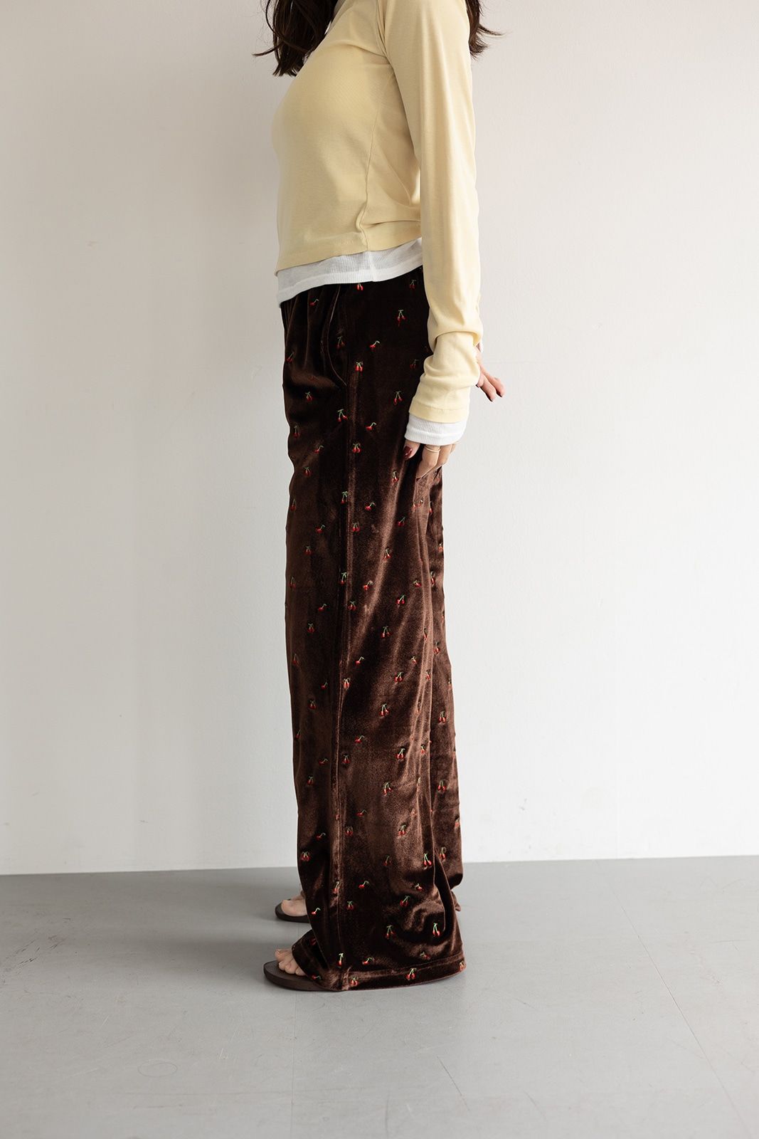 チェリーエンブロイダリーベロアパンツ (ブラウン) Cherry Embroidered Velour Pants (Brown) /  26SS