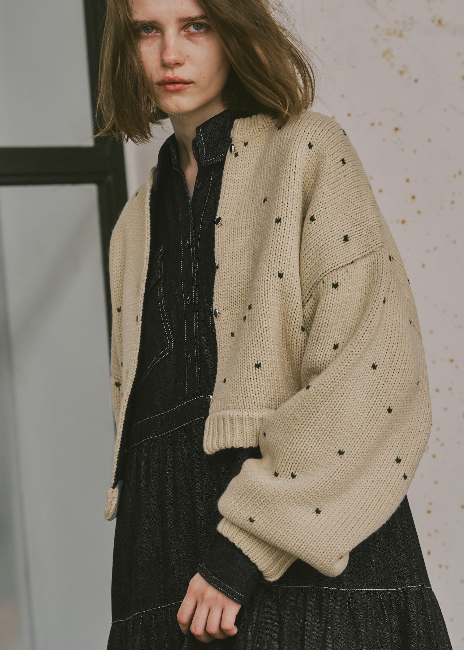 heart dot jacquard reversible cropped knit cardigan / ハートドット ジャガード リバーシブルクロップドカーディガン (タン×ブラック) / 25AW