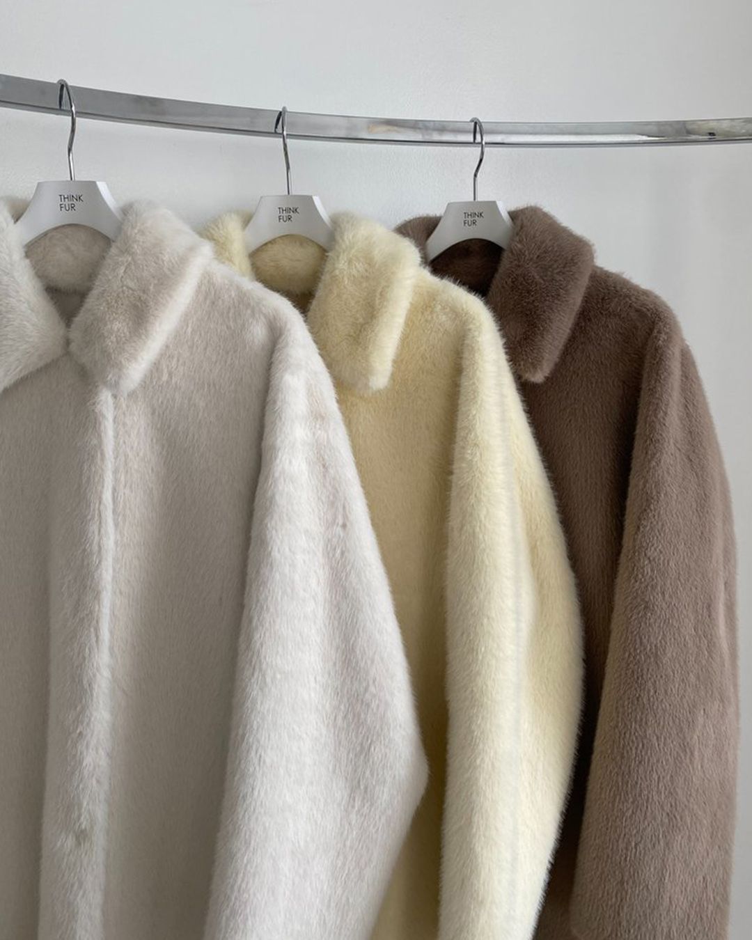 【先行予約】【26TH-13】ムートン調スムースファーロングコート (ホワイト) Mouton Like Smooth Fur Long Coat (White) /  エコファー  /  フェイクファー 【受注期間6/14 23:59まで】