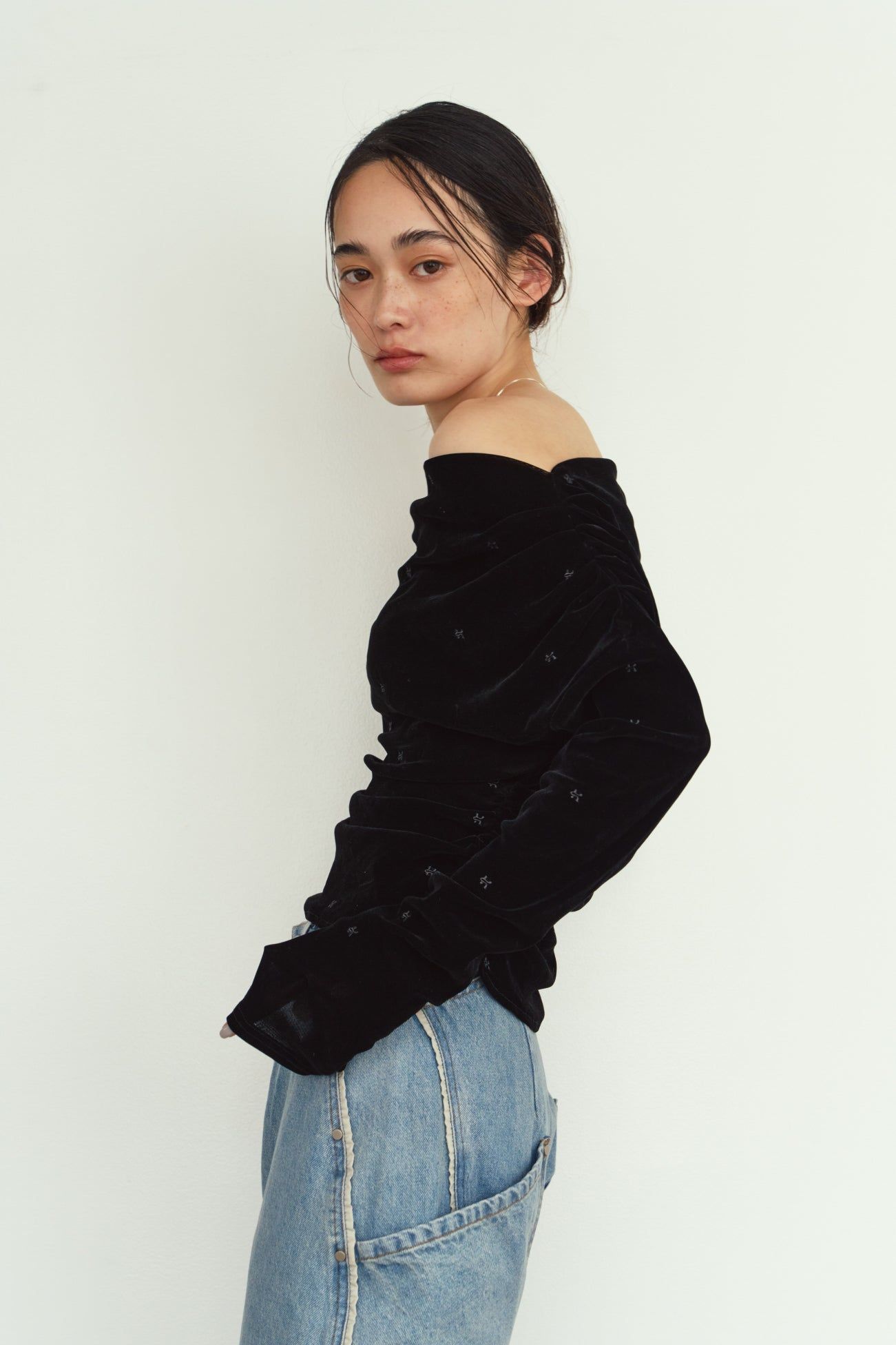 オフショルダー ベロアトップス (ブラック) off shoulder velour top (Black) / 26AW