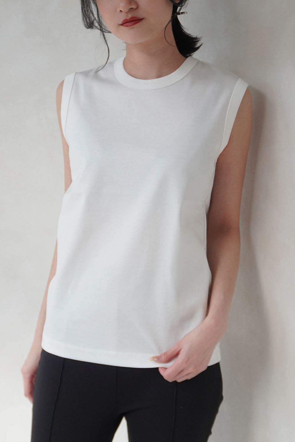 REFINA SLEEVELESS T-SHIRT / リフィナスリーブレスTシャツ (オフホワイト)