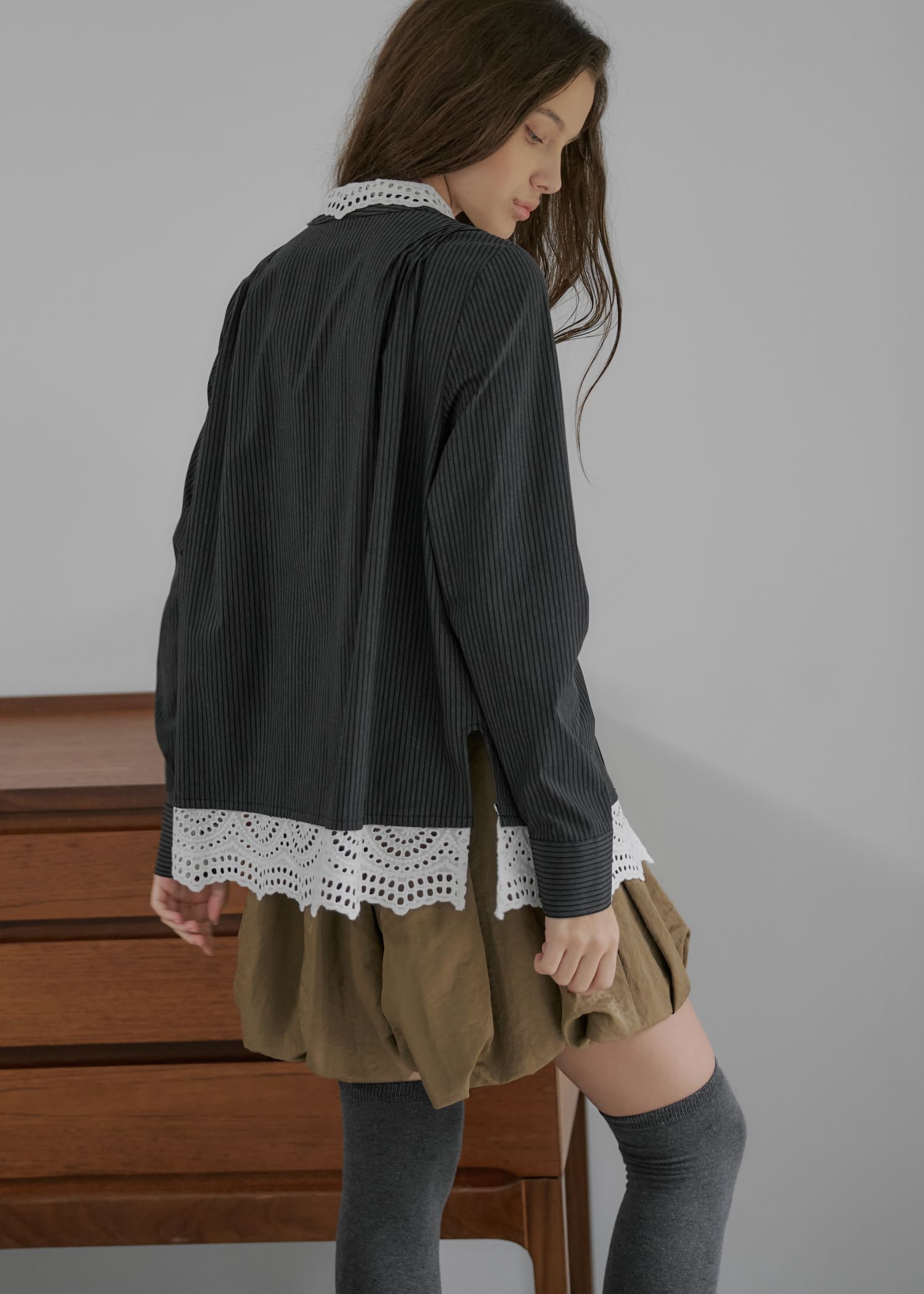 lace collar hem shoulder pintuck SH / レースヘムショルダー ピンタックシャツ (チャコール) / 25AW /