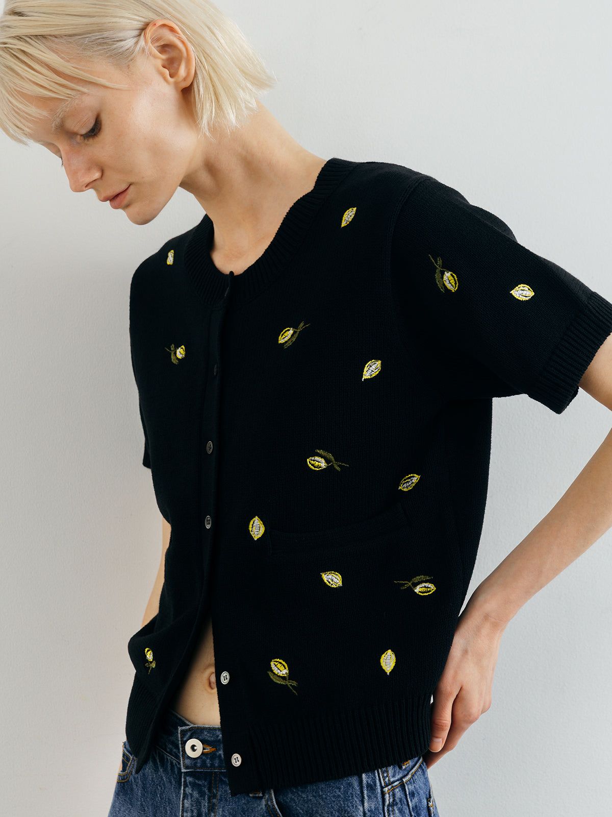 モチーフ エンブロイダリー ニットカーディガン (ブラック) MOTIF EMBROIDERY KNIT CD (Black) /  26SS