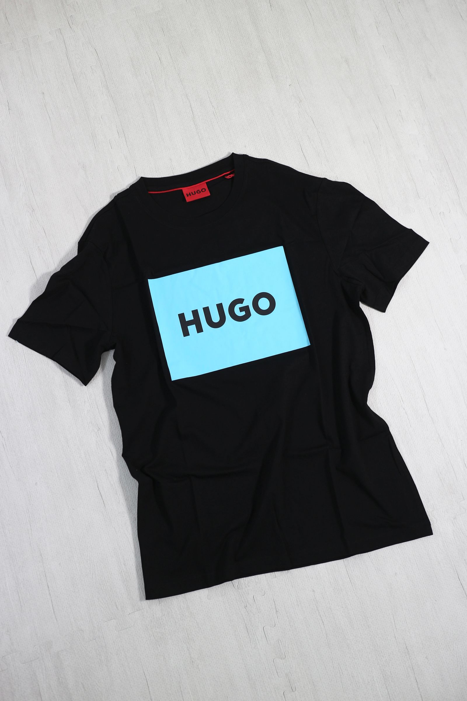 【HUGO RED】ラベルロゴ Tシャツ (ブラックブルー) / ユニセックス