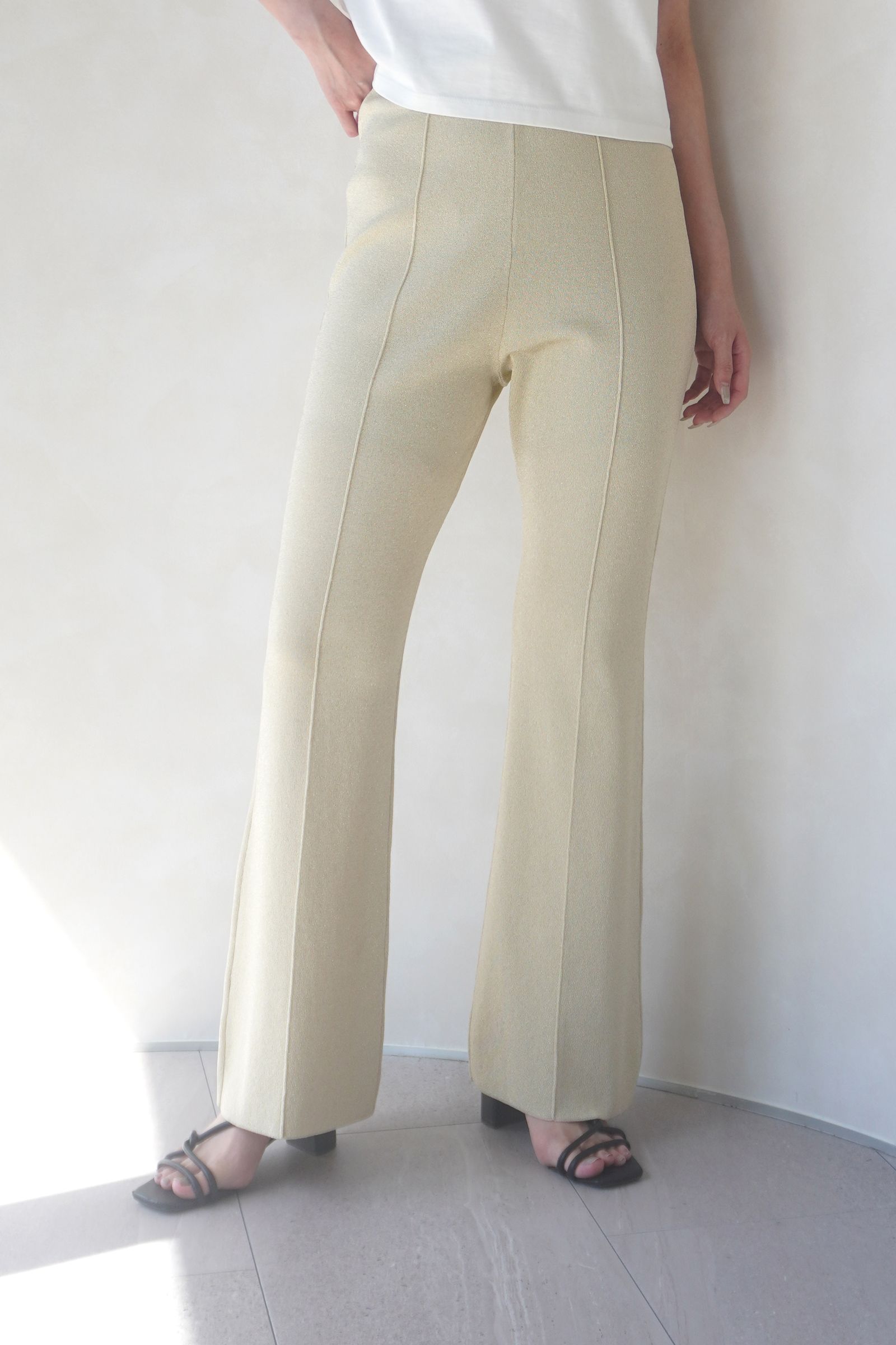 CENTER SEAM FLARE SILHOUETTE KNIT PANTS / センターシームフレアシルエットニットパンツ (ゴールド)