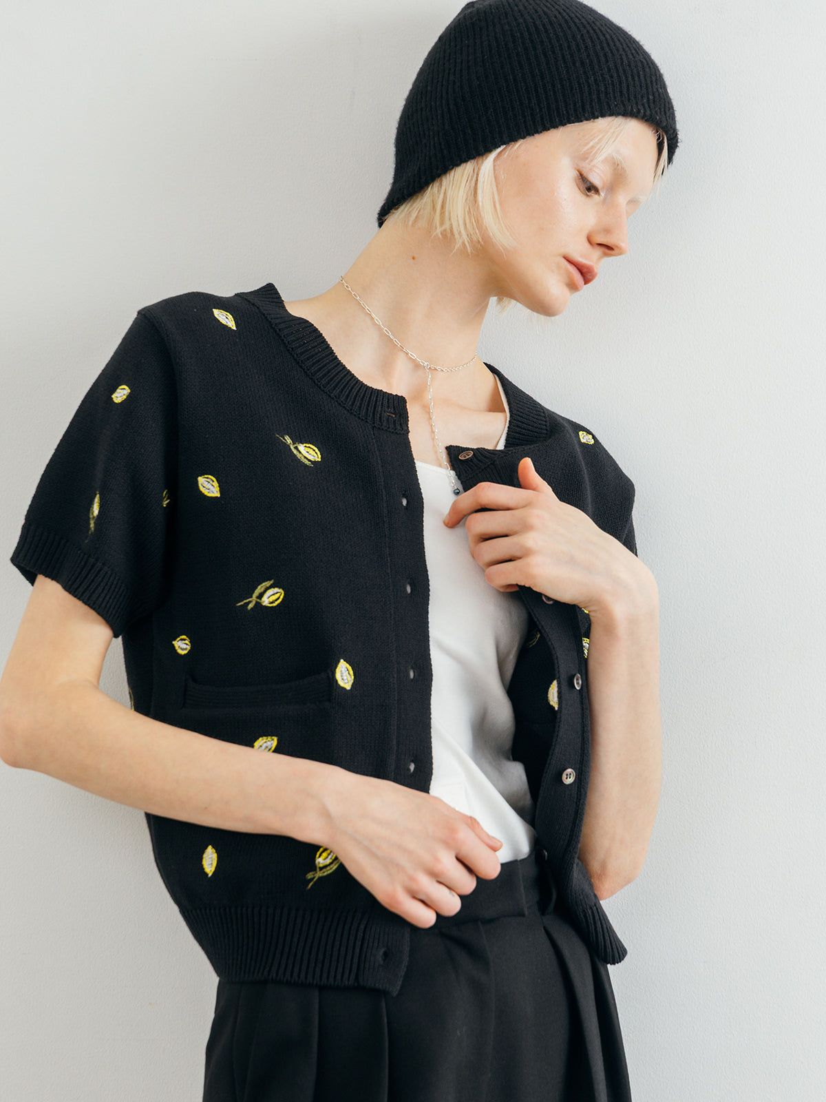 モチーフ エンブロイダリー ニットカーディガン (ブラック) MOTIF EMBROIDERY KNIT CD (Black) /  26SS
