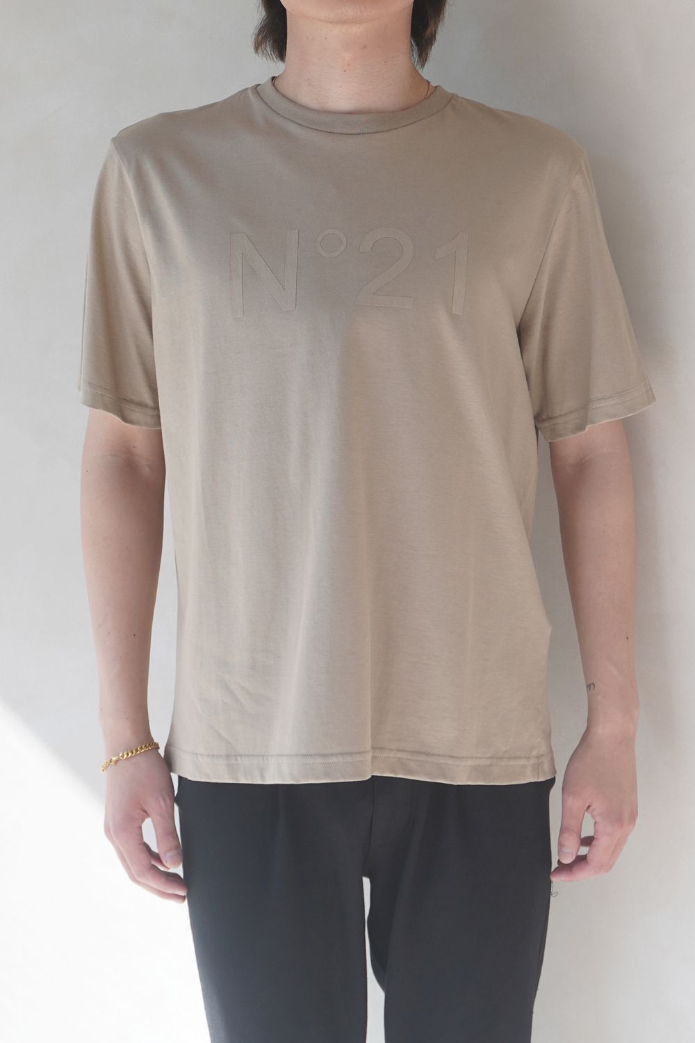 EMBOSSED LOGO T-SHIRT / エンボスロゴT / ユニセックス (ヘーゼルナッツ)