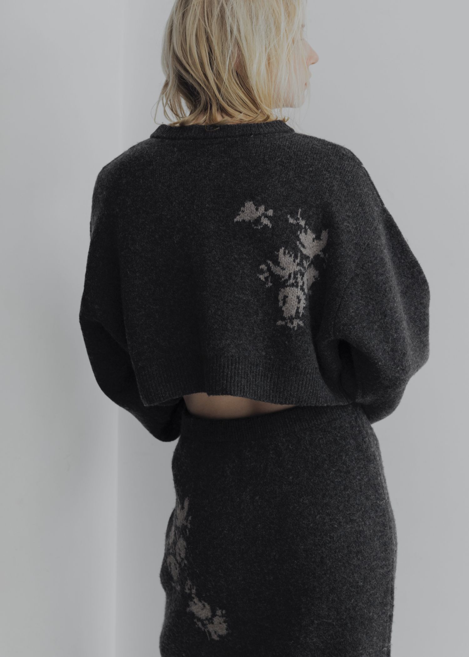 cropped flower jacquard knit cardigan / フラワージャガード ニットカーディガン (チャコール) / 25AW /