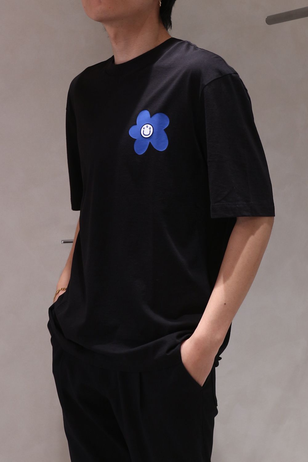 【HUGO BLUE】フラワープリントTシャツ (ブラック) / ユニセックス