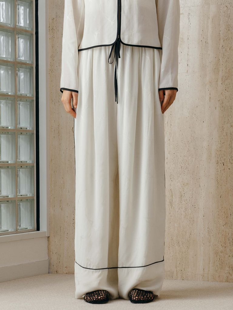 日本特有の織物産地・桐生でオリジナル作成したサテンジャガード生地を使用したイージーパンツ。