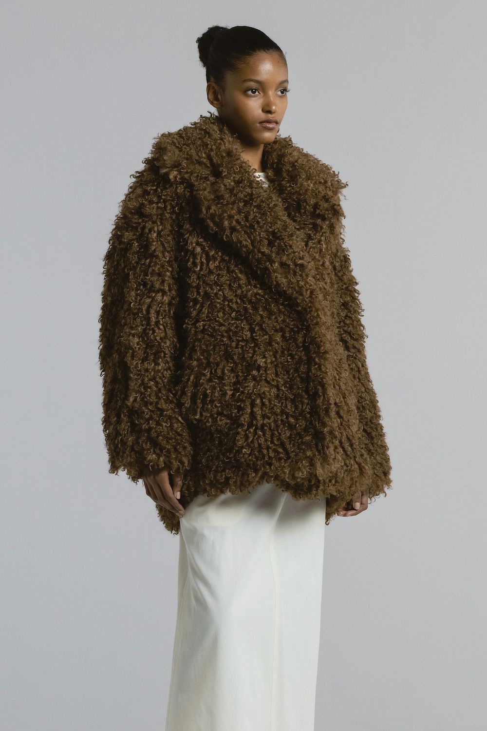 【25AW】CRINPED BOA MIDDLE COAT / クリンプドボアミドルコート (ブラウン)