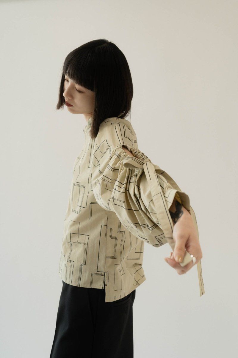shirring sleeve pattern blouse / シャーリングスリーブ パターンブラウス (ベージュ) / 25SS