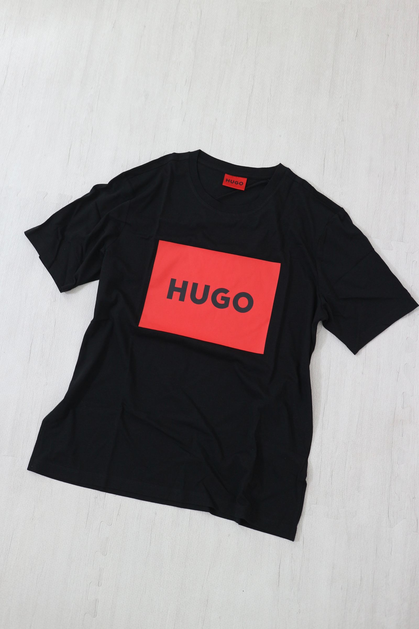 【HUGO RED】ラベルロゴ Tシャツ (ブラックレッド) / ユニセックス